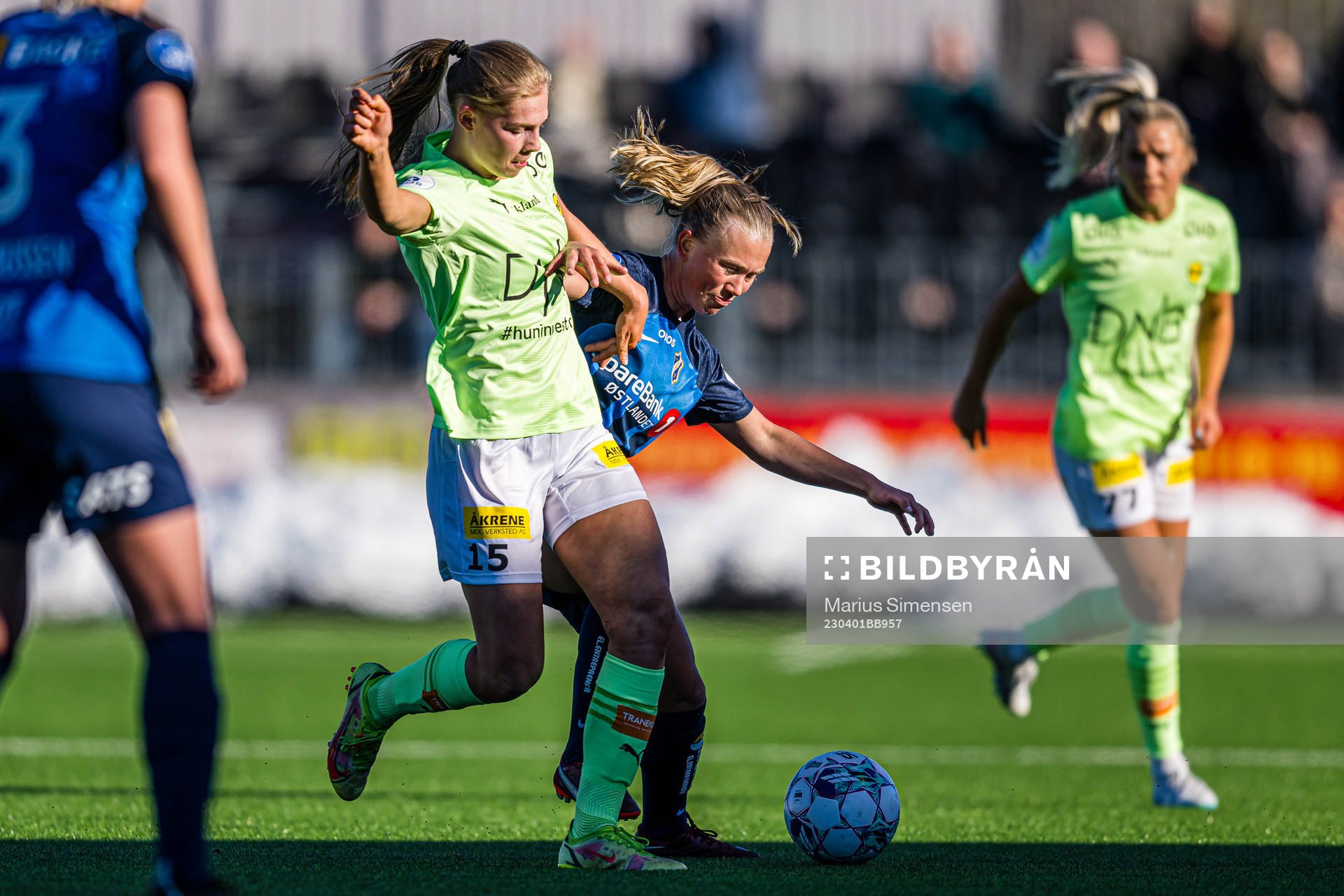Mille Ivi Christensen of LSK Kvinner ans Emilie Bølviken