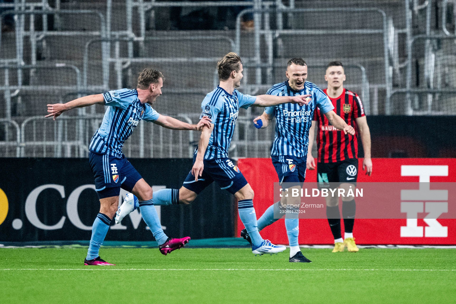 Djurgårdens Hampus Finndell jublar med Piotr Johansson