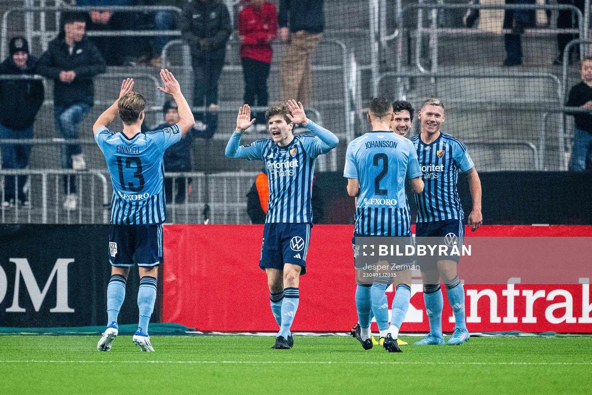 Djurgårdens Gustav Wikheim jublar med Hampus Finndell,