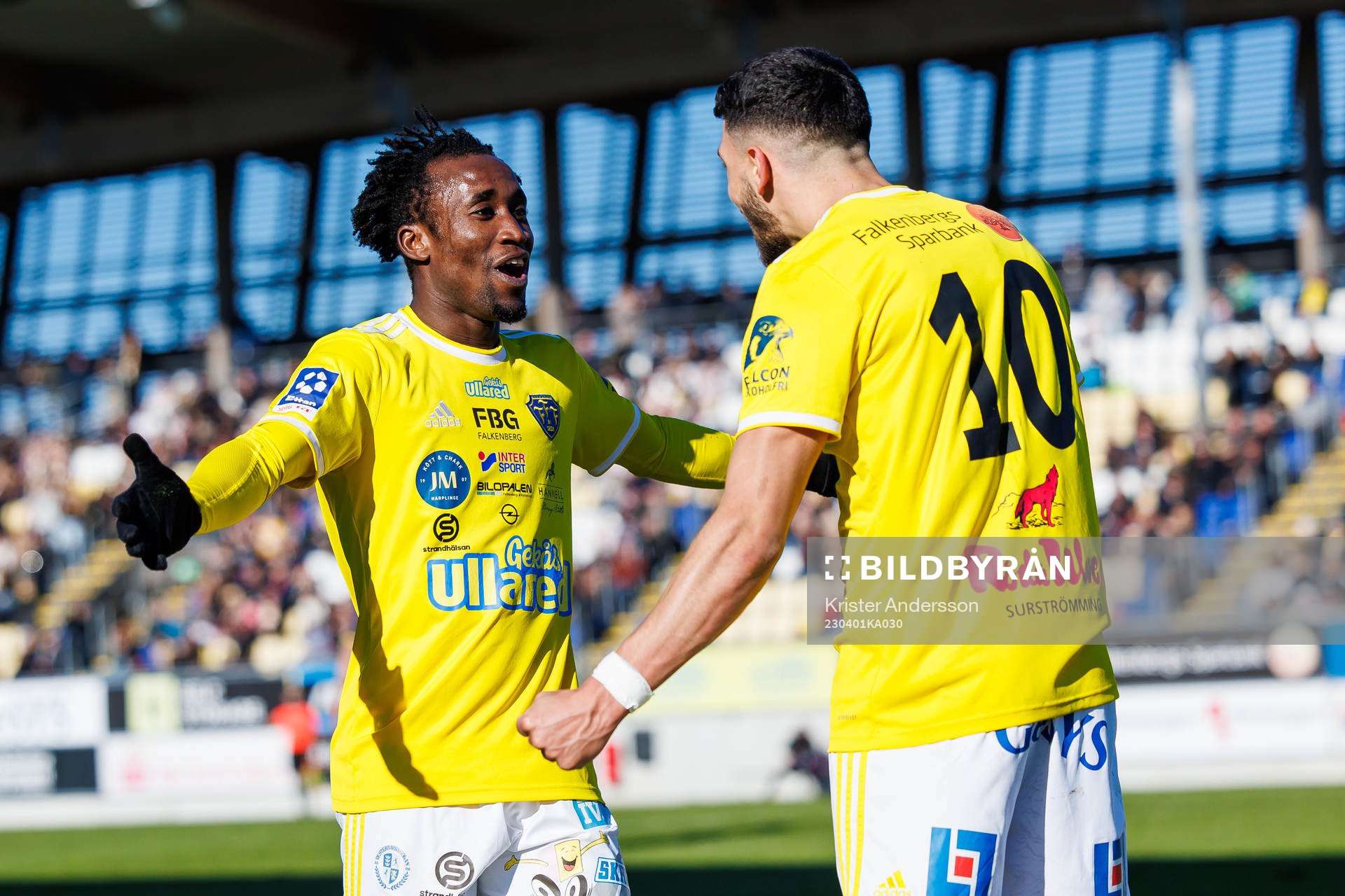 Falkenbergs Godwin Aguda och Leonardo Farah Shahin jublar