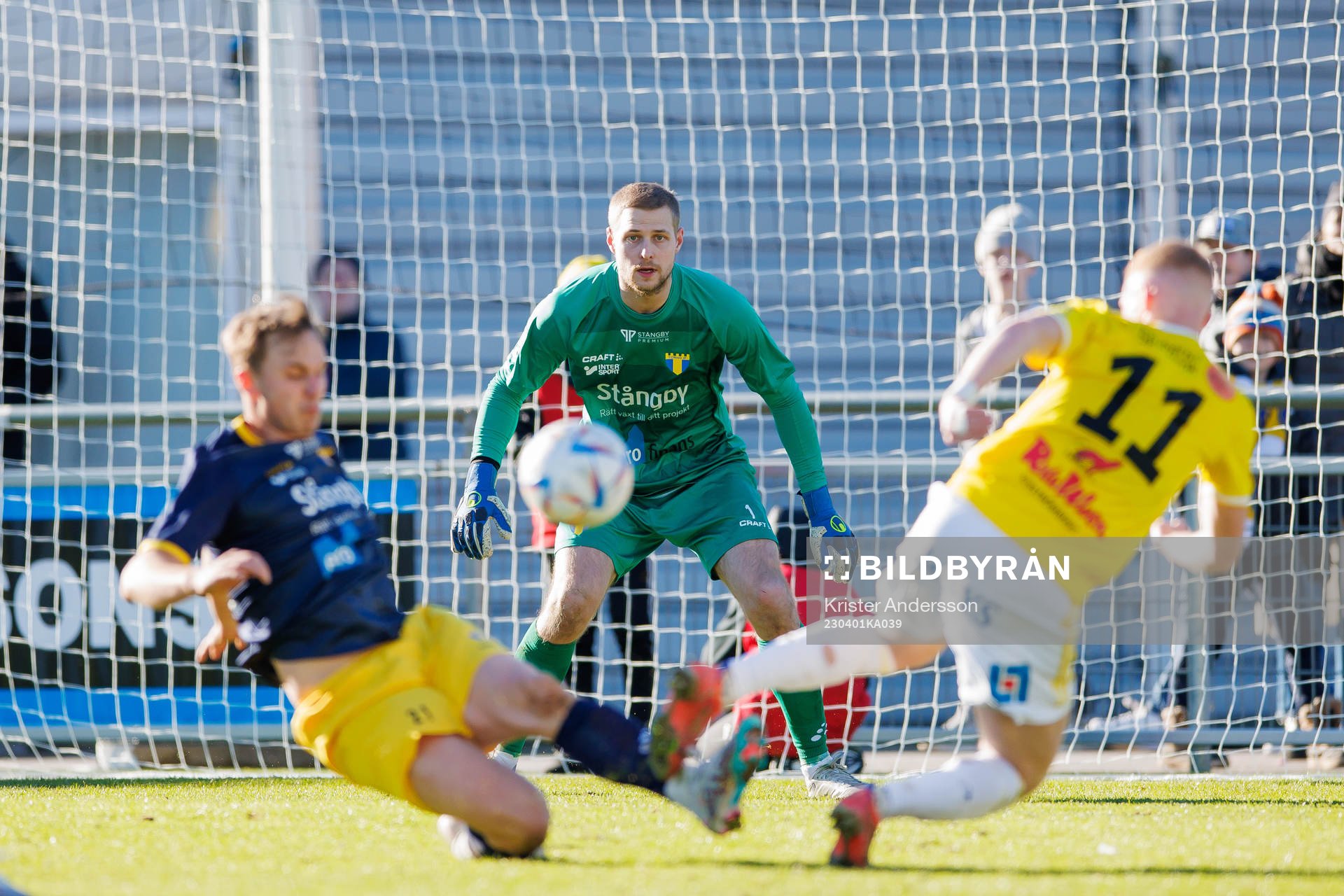 Torns målvakt Oliver Lindstedt under fotbollsmatchen i Ettan södra mellan Falkenberg och Torn den 1 april 2023 i Falkenberg. 