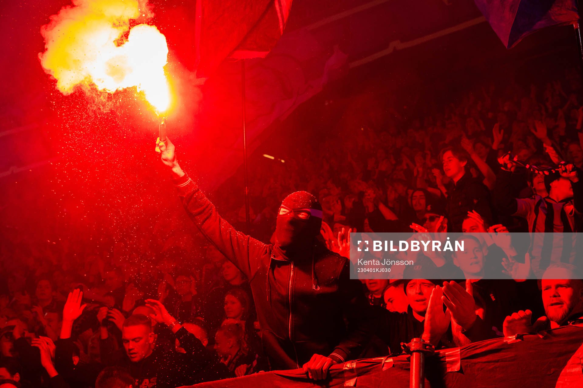 Djurgårdens supportrar med pyrokteknik
