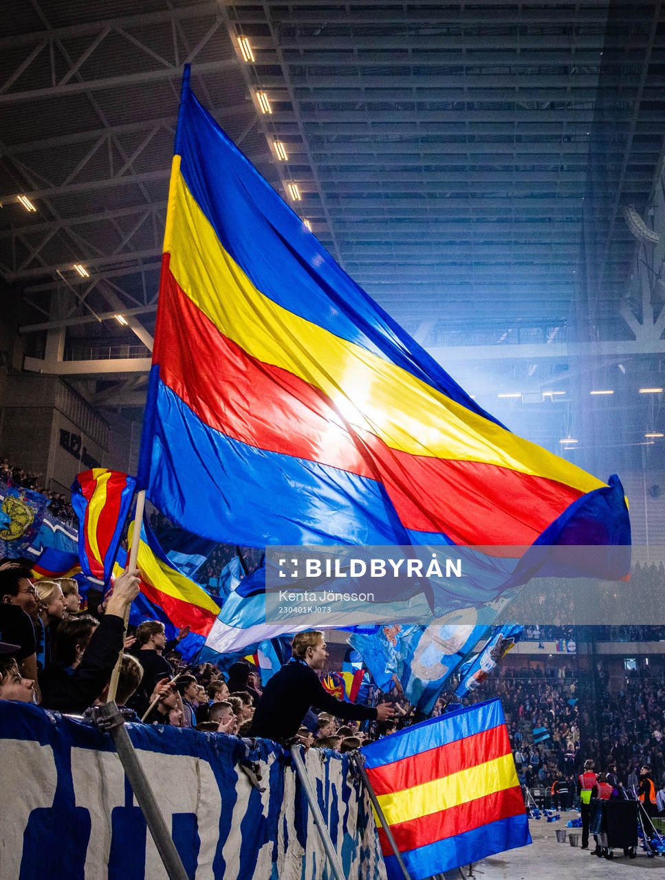 Djurgårdens supportrar med flagga
