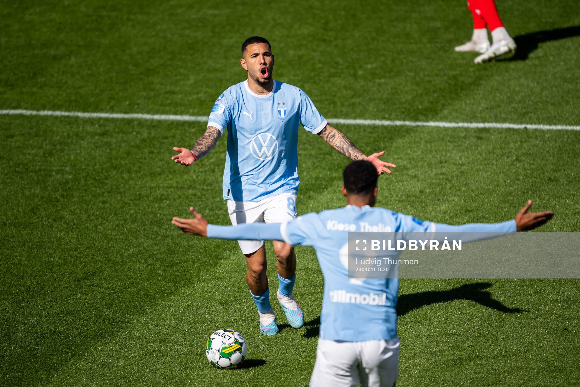 Malmö FFs Sergio Pena och Isaac Kiese Thelin reagerar på