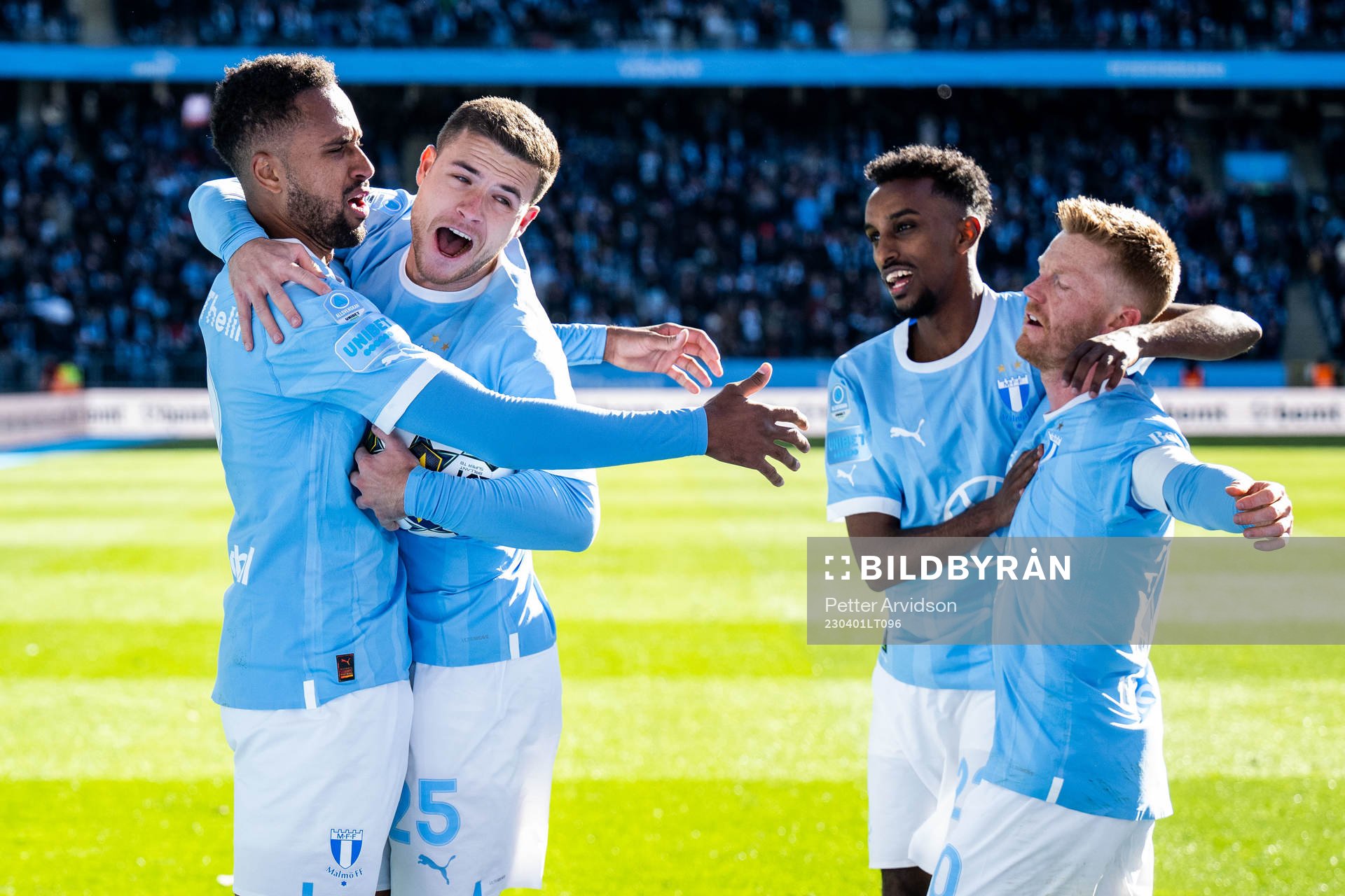 Malmö FFs Isaac Kiese Thelin jublar med Gabriel Busanello,