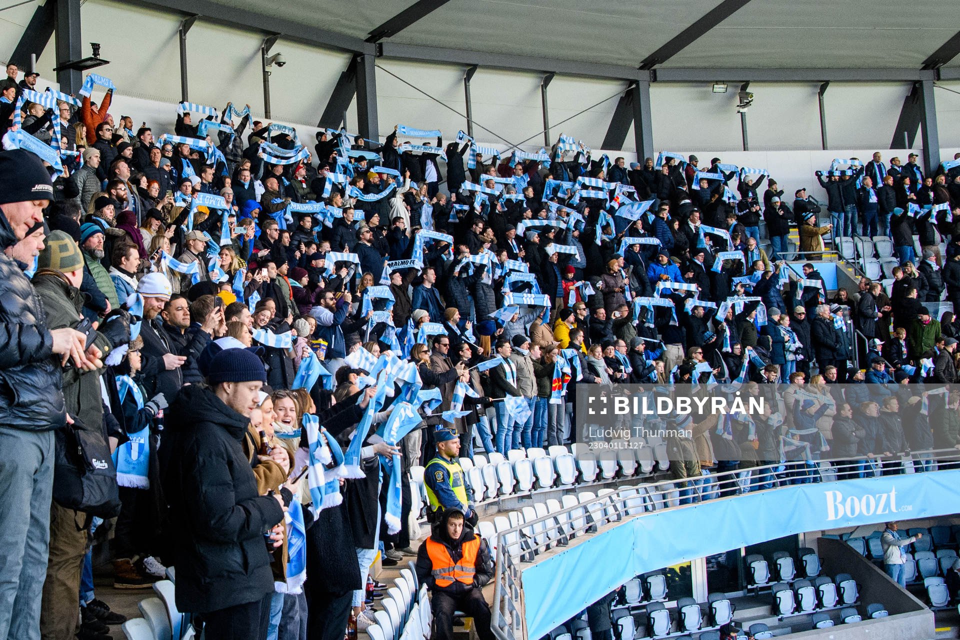 Malmö FFs supportrar på läktaren med halsdukar