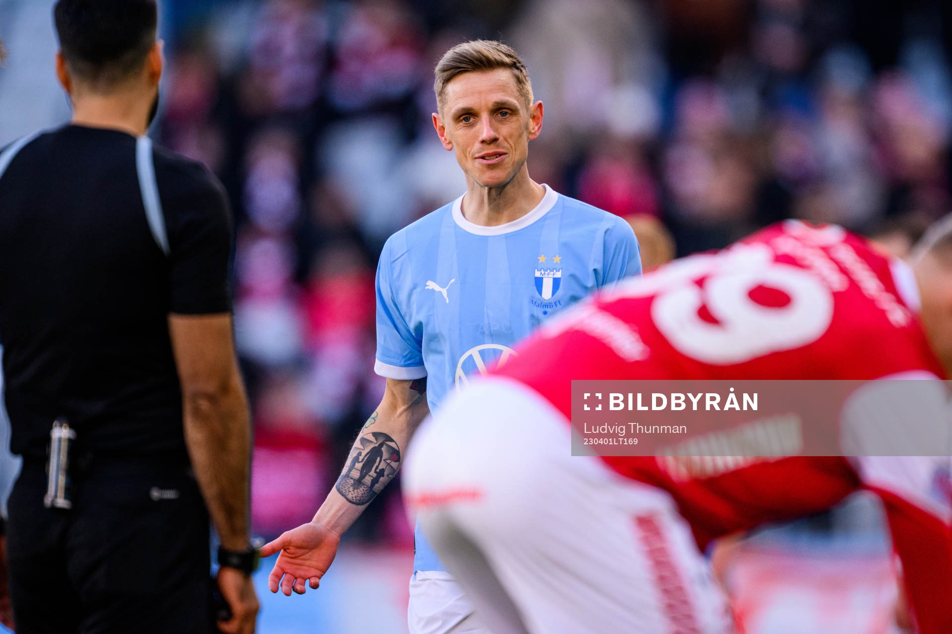 Malmö FFs Søren Rieks i diskussion med domare Mohammed Al-Hakim under fotbollsmatchen i Allsvenskan mellan Malmö FF och Kalmar den 1 april 2023 i Malmö.