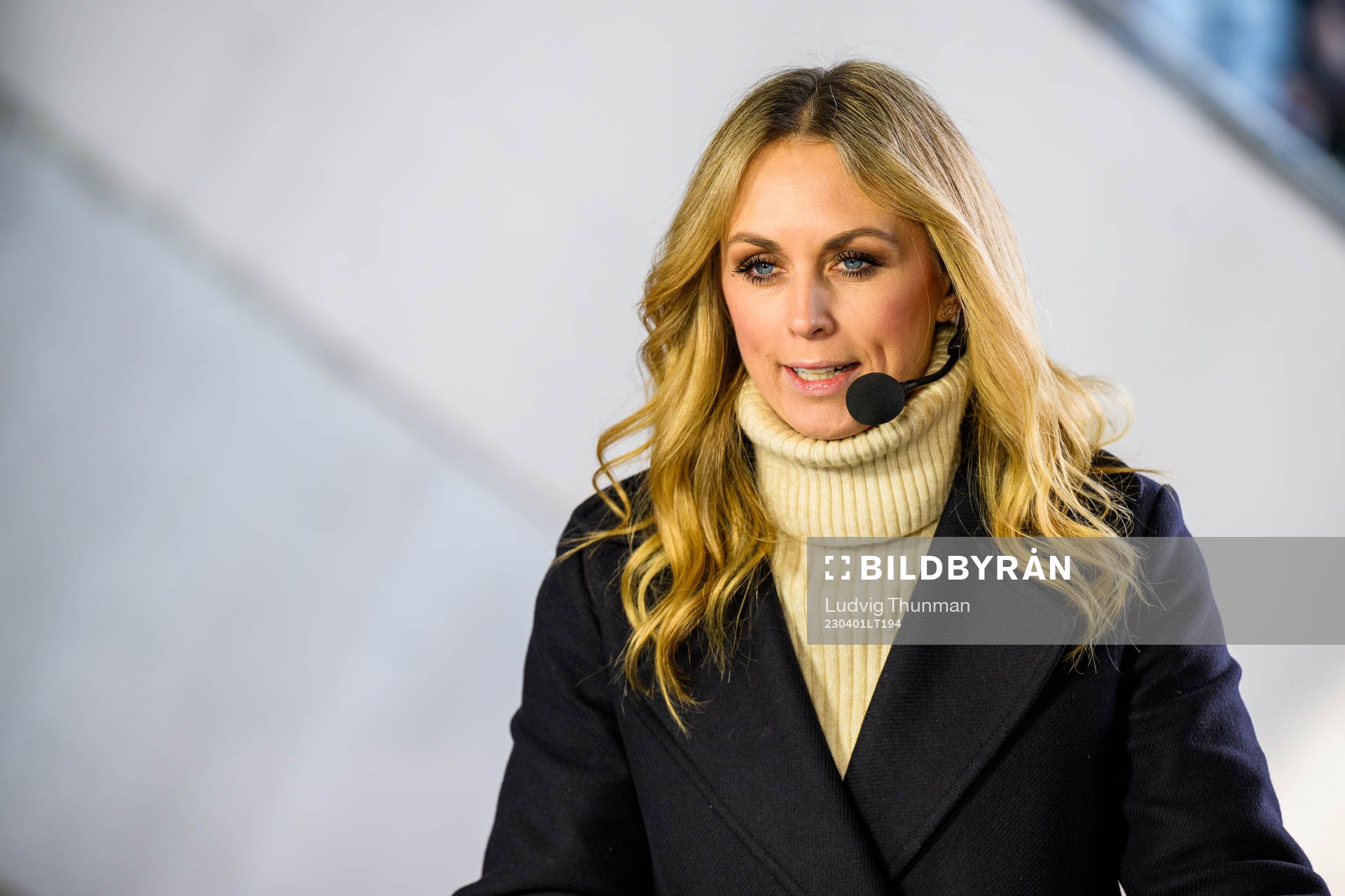 Discoverys programledare Karin Frick i studion