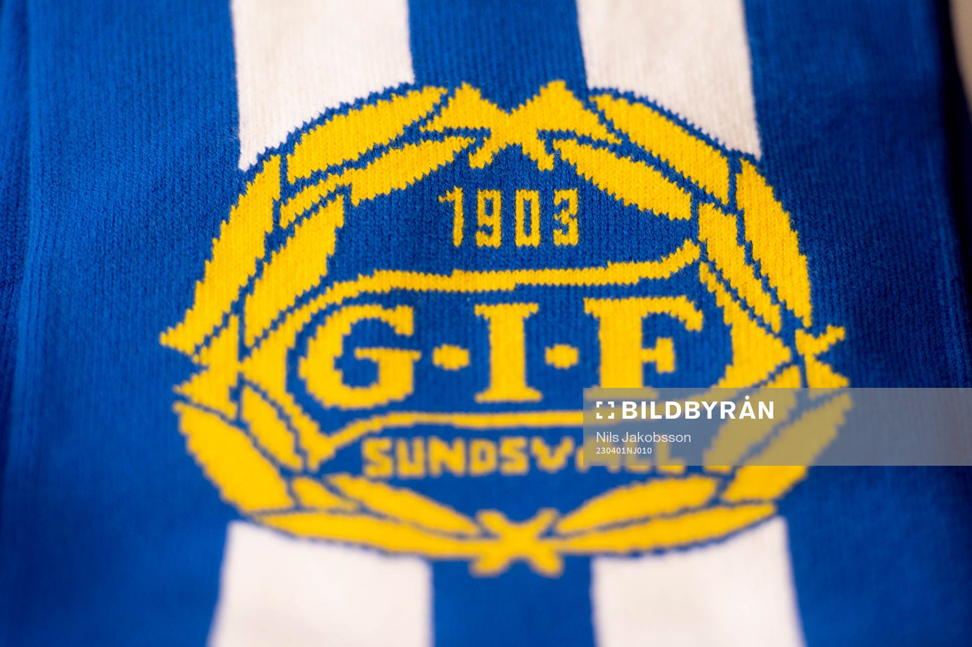 Halsduk med GIF Sundsvalls klubbemblem innan fotbollsmatchen i Superettan mellan GIF Sundsvall och Landskrona den 1 april 2023 i Sundsvall.
