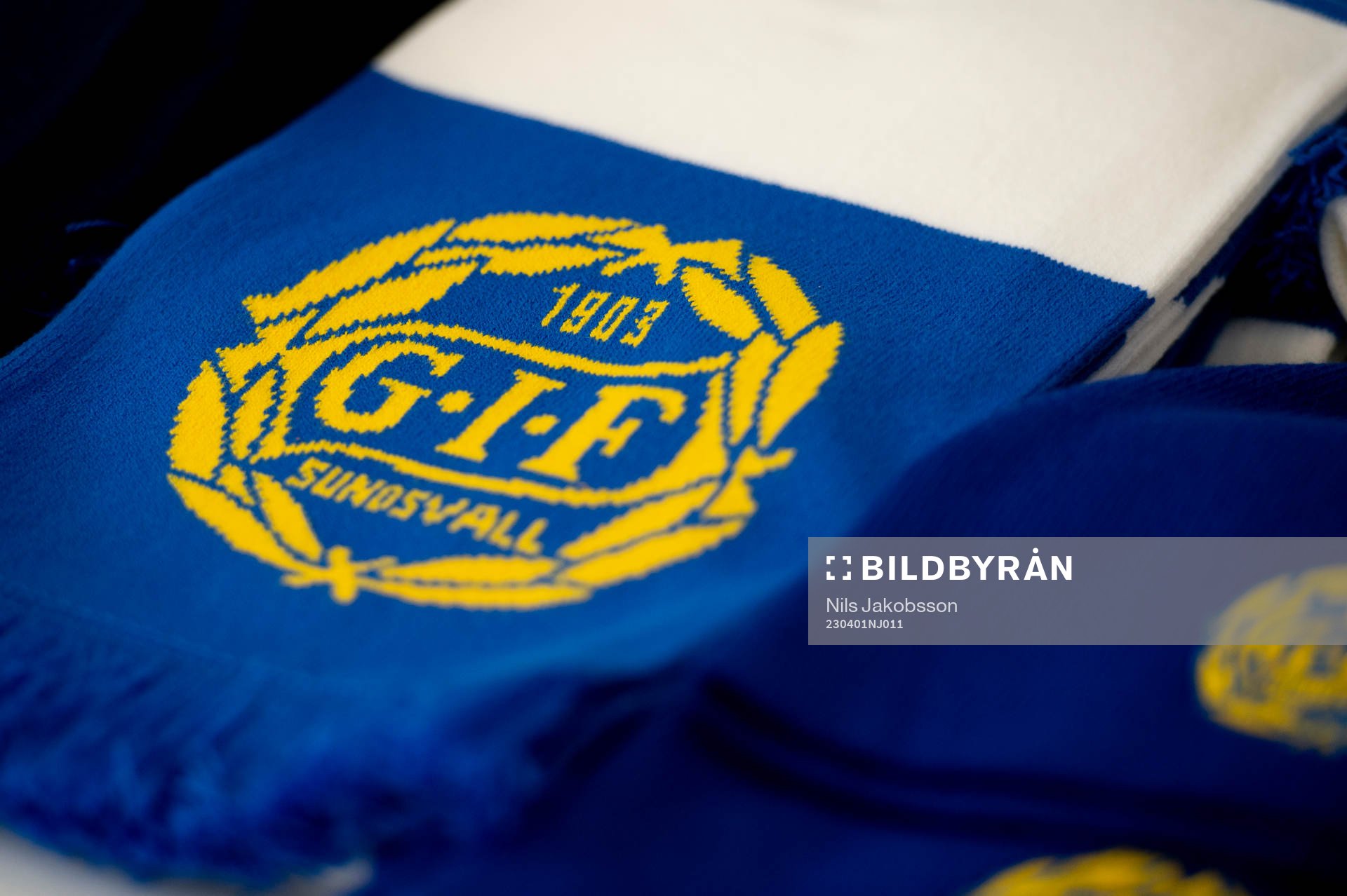 Halsduk med GIF Sundsvalls klubbemblem innan fotbollsmatchen i Superettan mellan GIF Sundsvall och Landskrona den 1 april 2023 i Sundsvall.