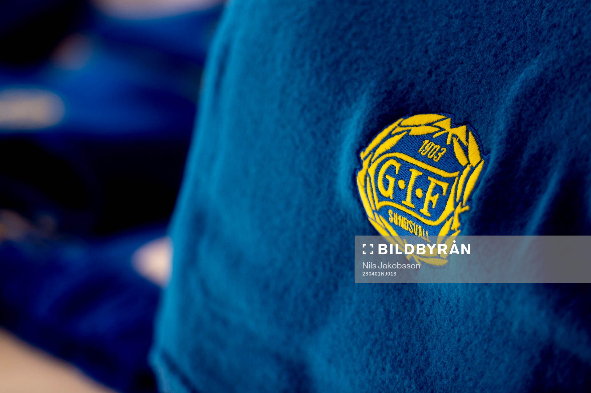 Halsduk med GIF Sundsvalls klubbemblem innan fotbollsmatchen i Superettan mellan GIF Sundsvall och Landskrona den 1 april 2023 i Sundsvall.