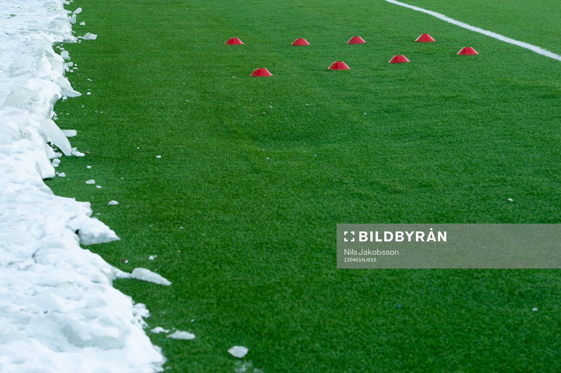 Snö och konstgräs innan fotbollsmatchen i Superettan