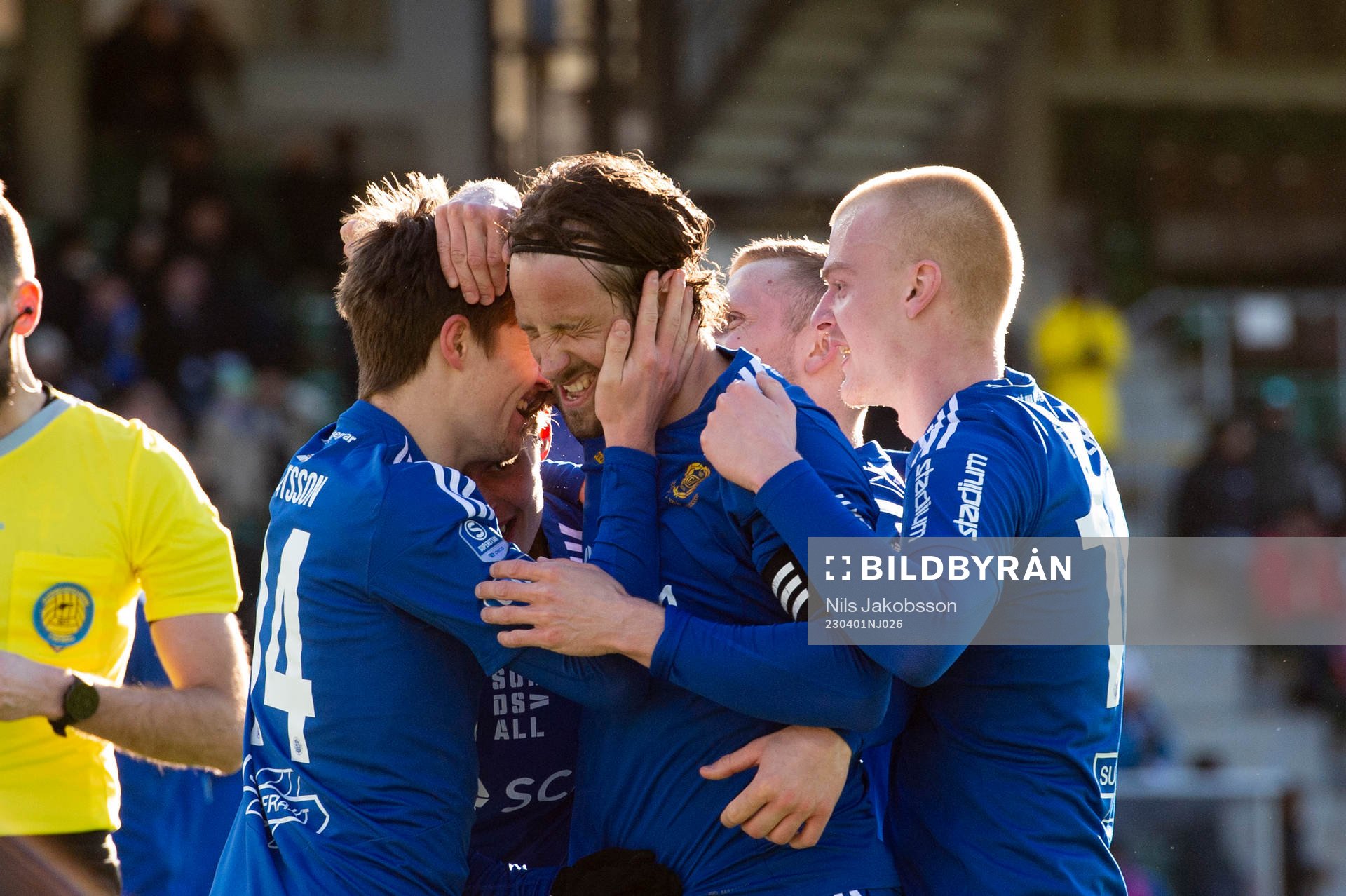 GIF Sundsvalls Johan Bengtsson klappar om Linus Hallenius