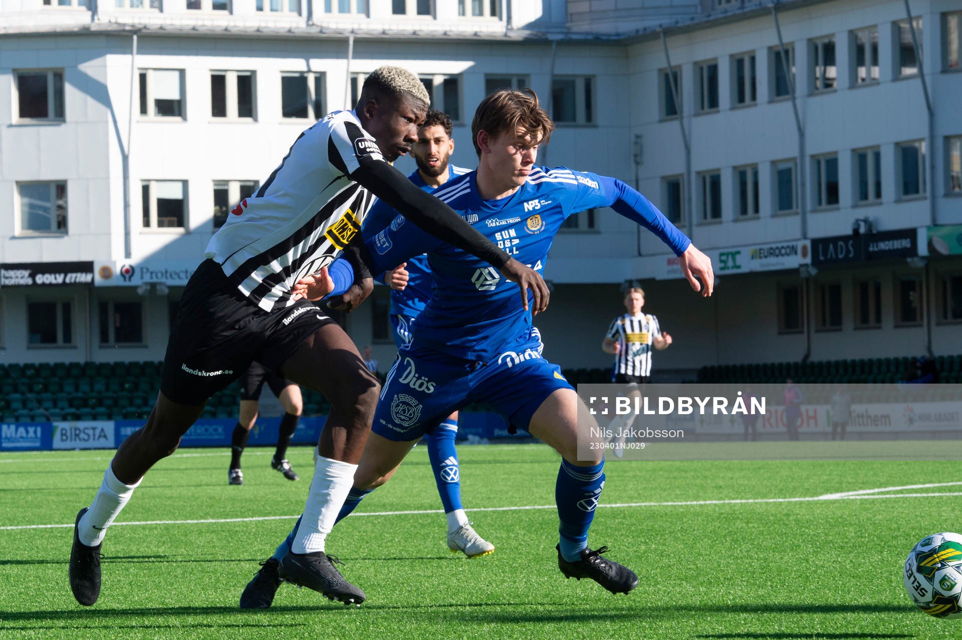 Landskronas Ousmane Diawara och GIF Sundsvalls Teodor Stenshagen under fotbollsmatchen i Superettan mellan GIF Sundsvall och Landskrona den 1 april 2023 i Sundsvall.