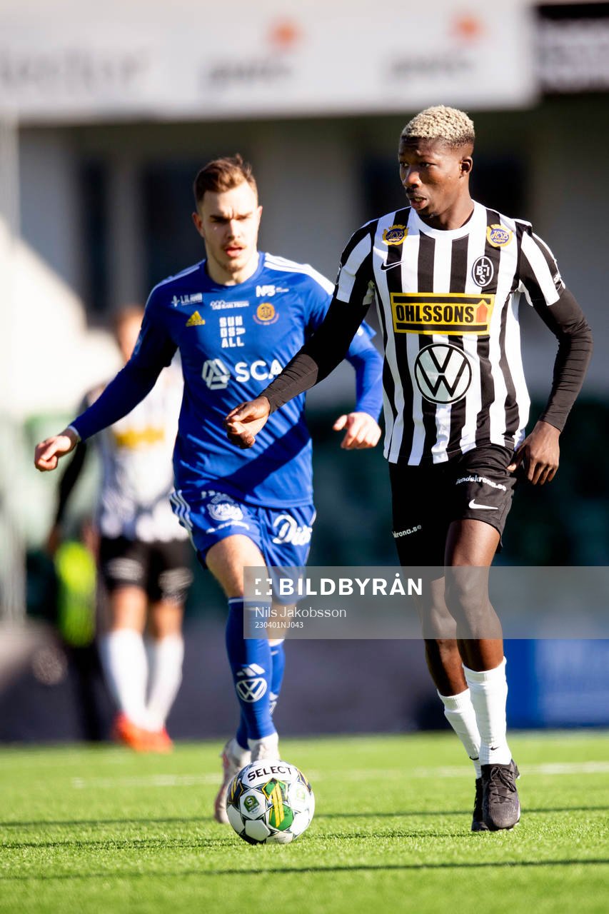 GIF Sundsvalls Dusan Jajic och Landskronas Ousmane Diawara