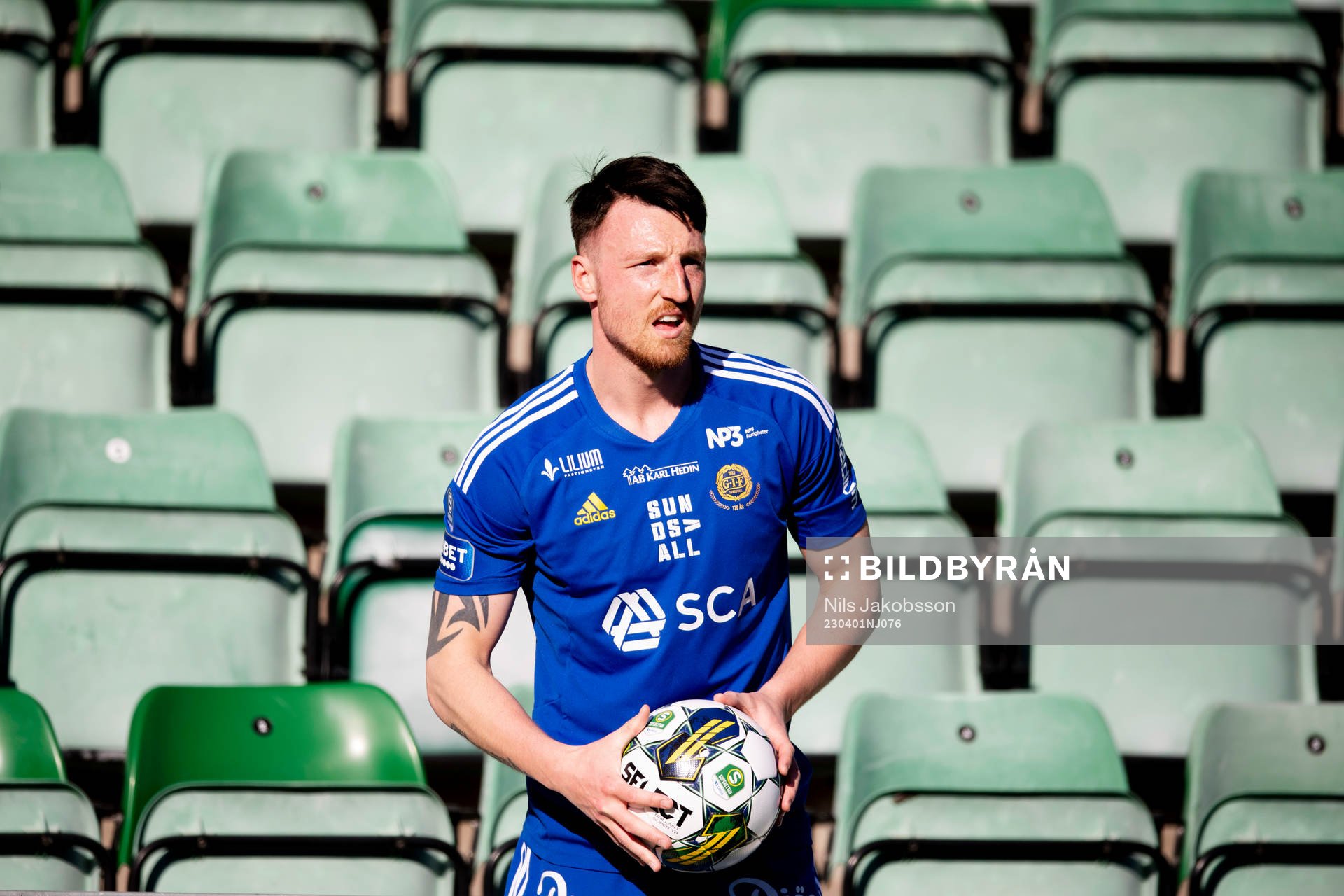 GIF Sundsvalls Alexander Blomqvist ska kasta ett inkast under fotbollsmatchen i Superettan mellan GIF Sundsvall och Landskrona den 1 april 2023 i Sundsvall.