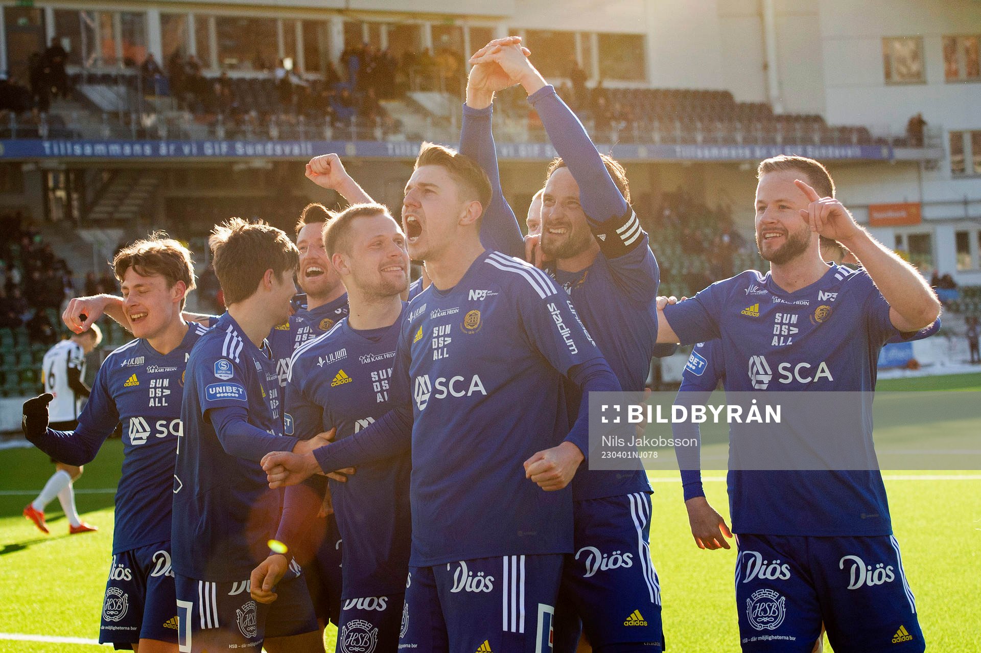 GIF Sundsvalls Linus Hallenius har gjort 2-0 och firar med