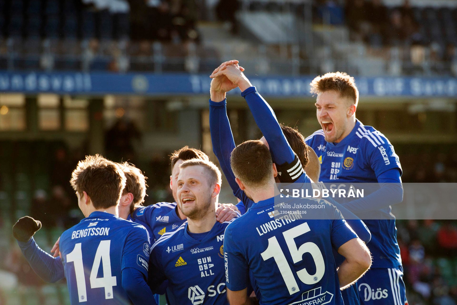 GIF Sundsvalls Johan Bengtsson, Erik Andersson , Robert Lundström, Linus Hallenius och Fredrik Lundgren jublar efter 2-0 under fotbollsmatchen i Superettan mellan GIF Sundsvall och Landskrona den 1 april 2023 i Sundsvall.