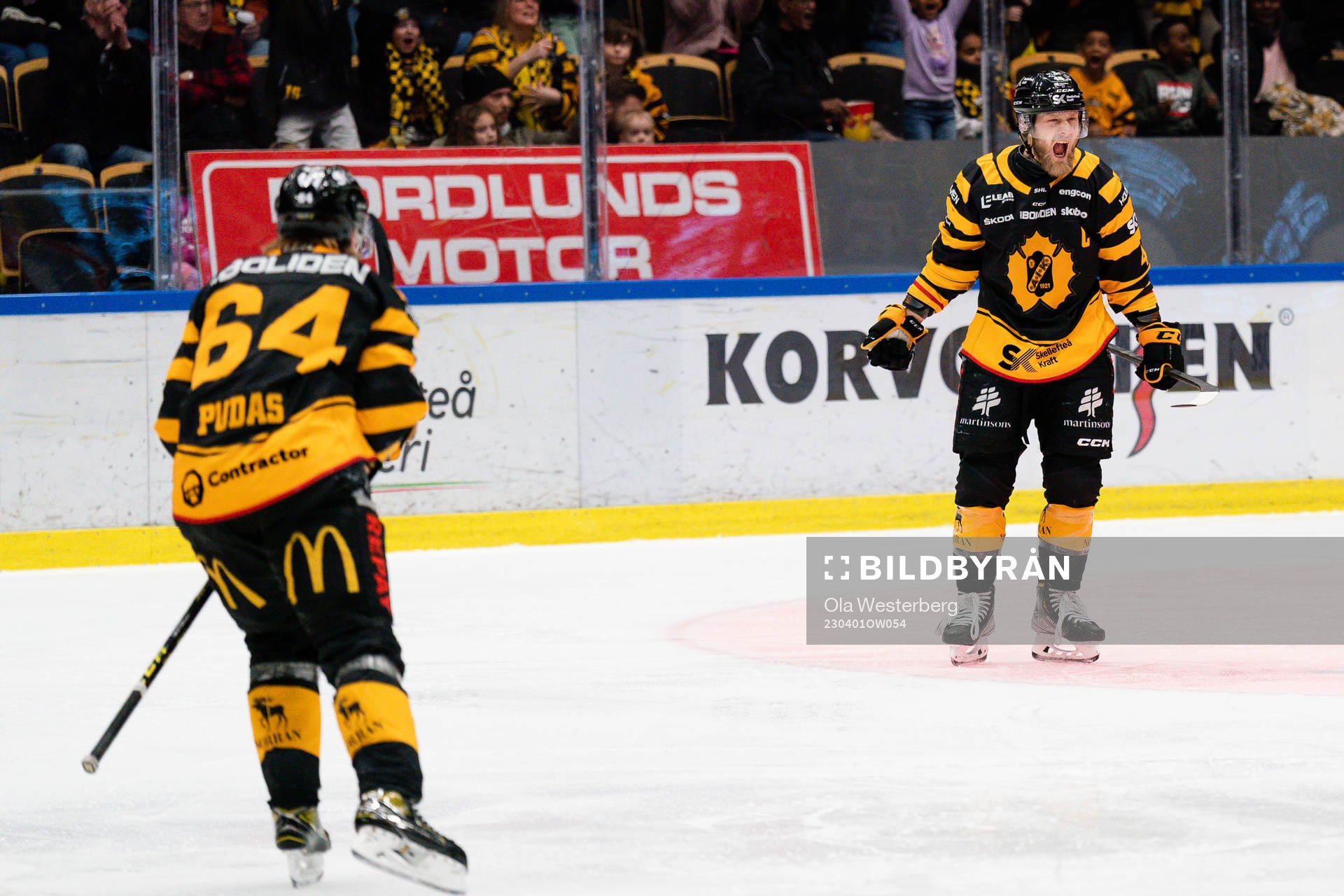 Skellefteås Oscar Möller och Jonathan Pudas jublar