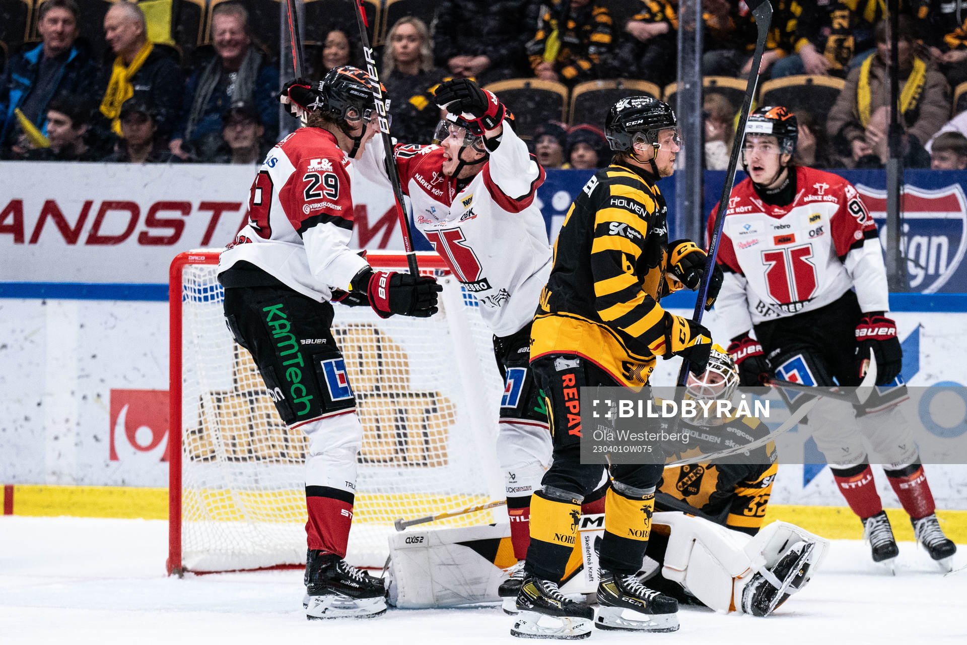 Örebros Linus Öberg jublar med Milton Oscarson