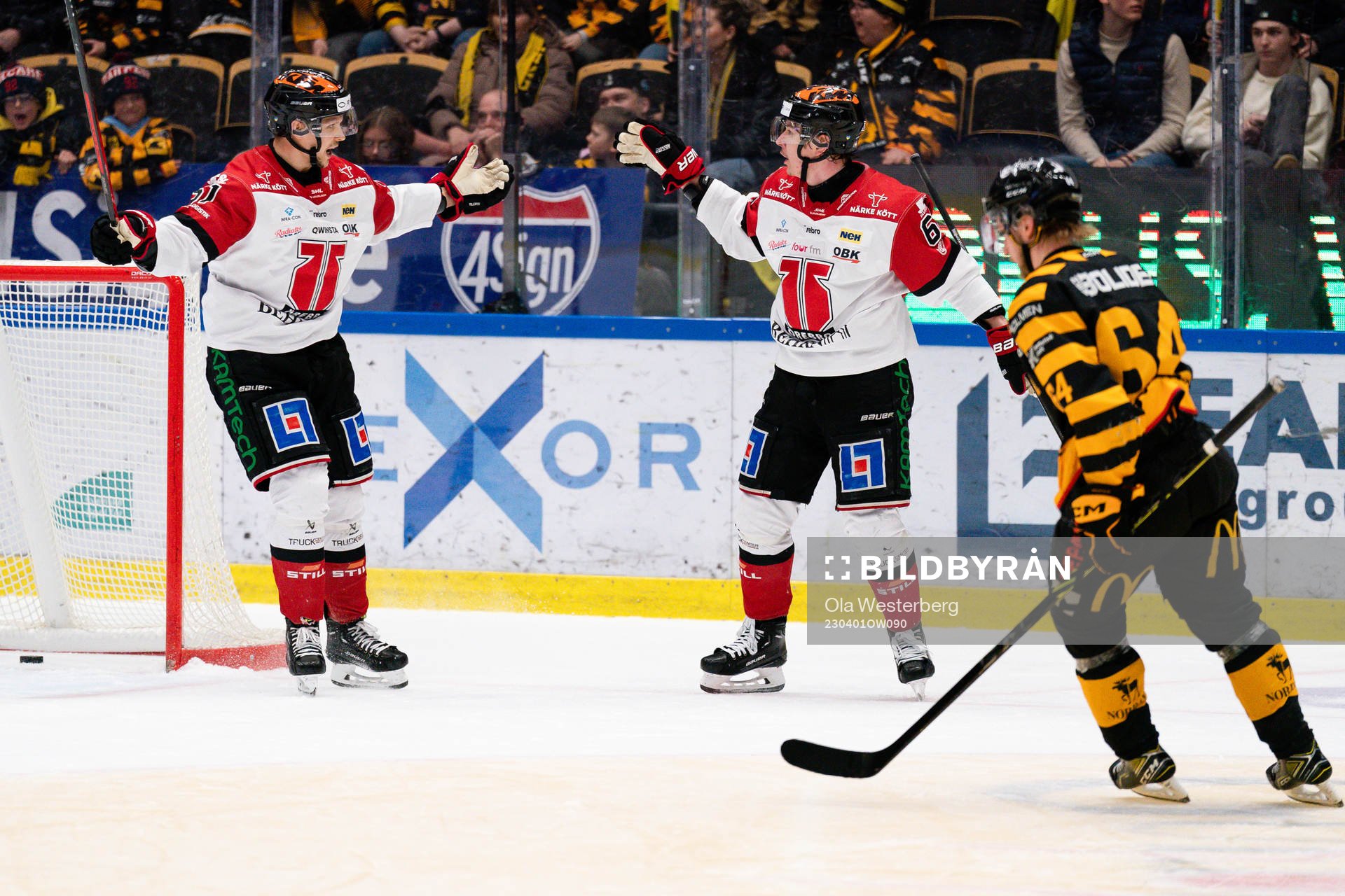 Örebros Kristian Näkyvä och Robert Leino jublar