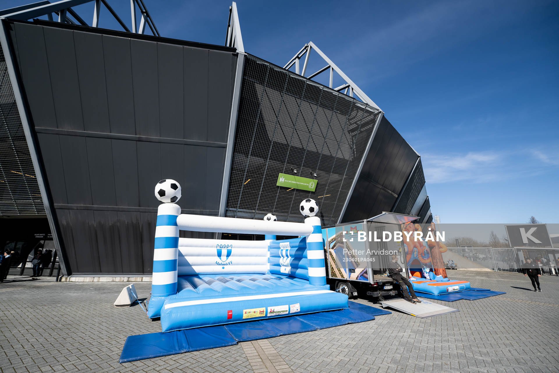 Hoppborgar utanför Eleda Stadion