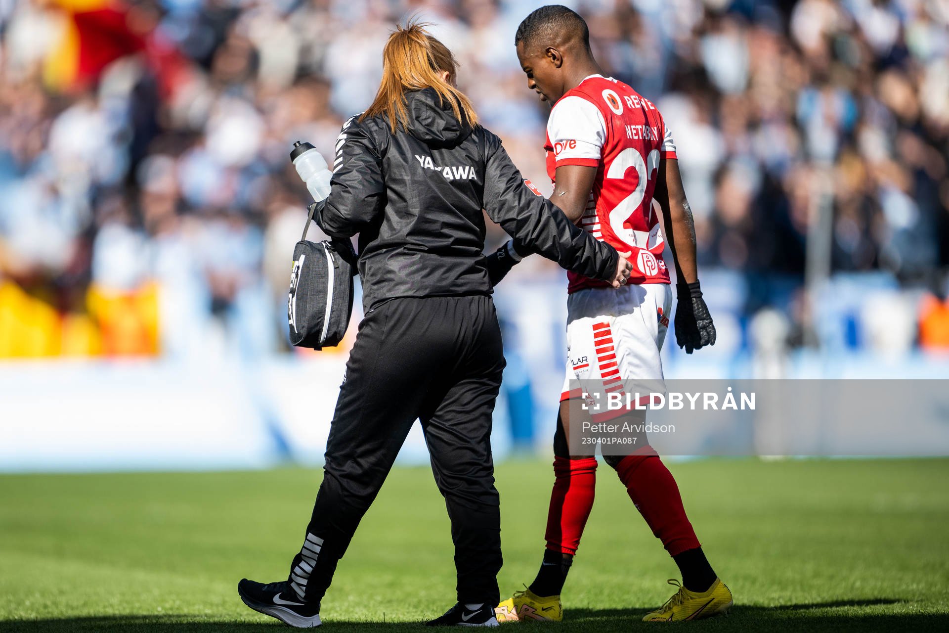 Kalmars Nahom Girmai Netabay har ont under fotbollsmatchen i Allsvenskan mellan Malmö FF och Kalmar den 1 april 2023 i Malmö. 