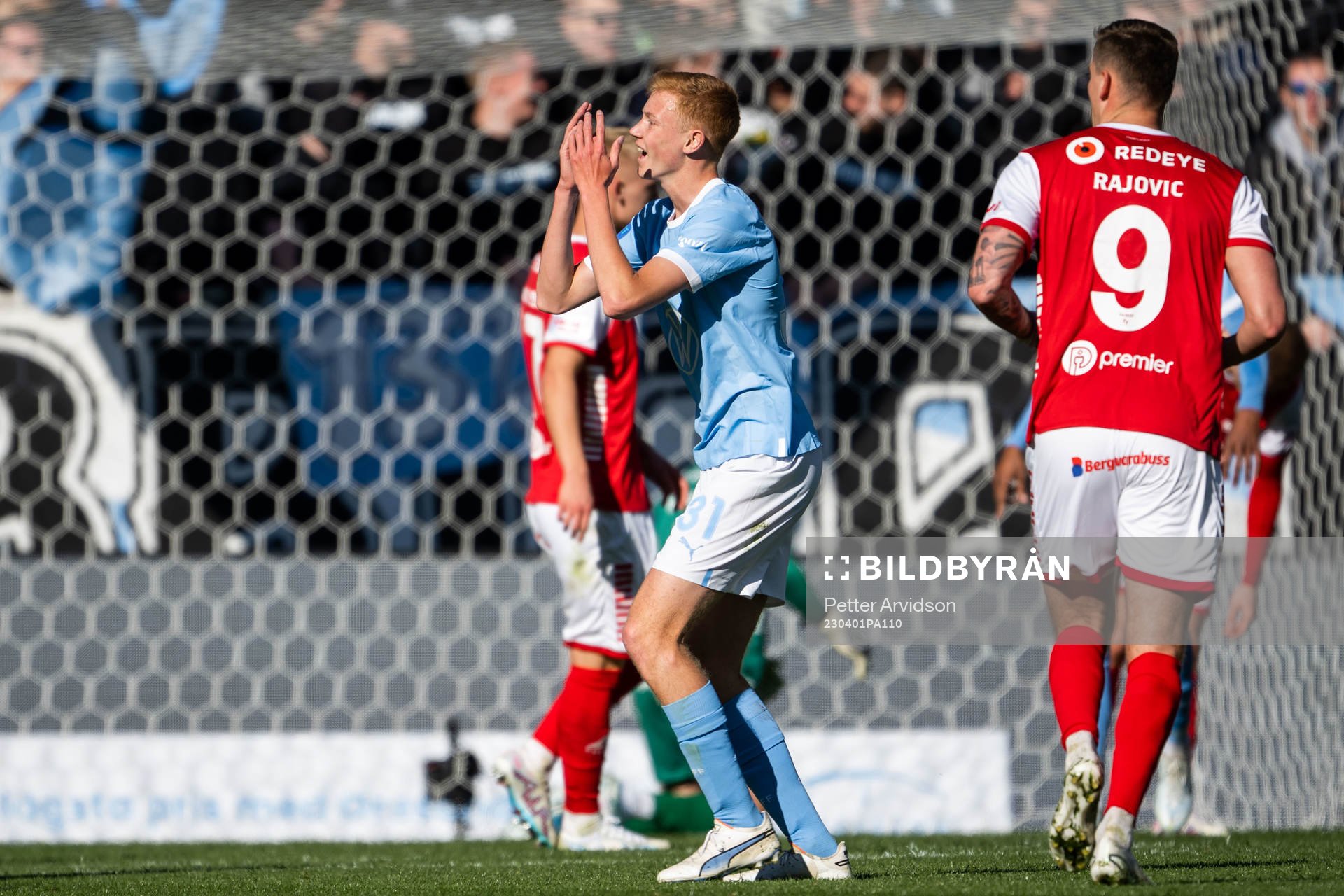 Malmö FFs Hugo Larsson depparunder fotbollsmatchen i