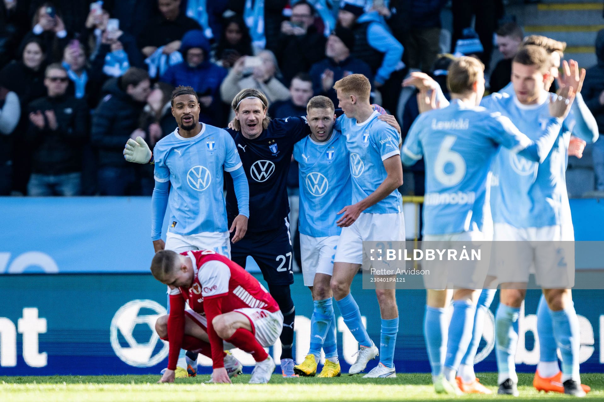Malmö FFs Joseph Ceesay, målvakt Johan Dahlin, ma2+och