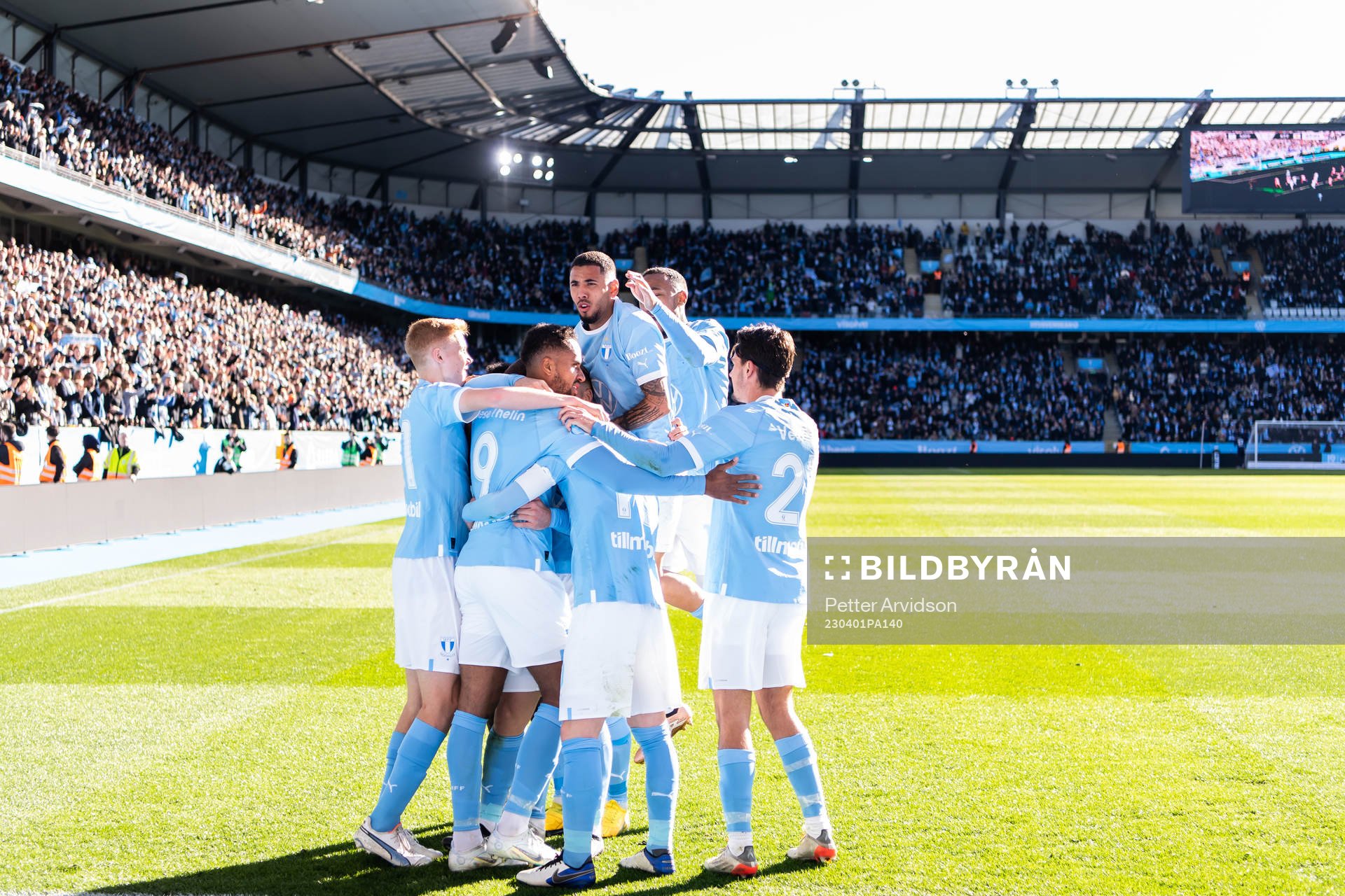Malmö FFs Isaac Kiese Thelin jublar ihop med lagkamrater