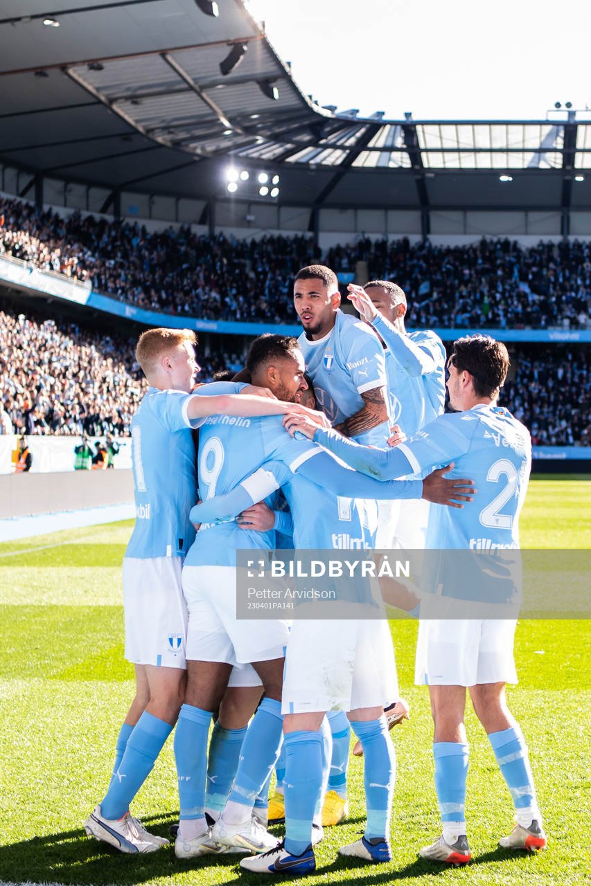 Malmö FFs Isaac Kiese Thelin jublar ihop med lagkamrater