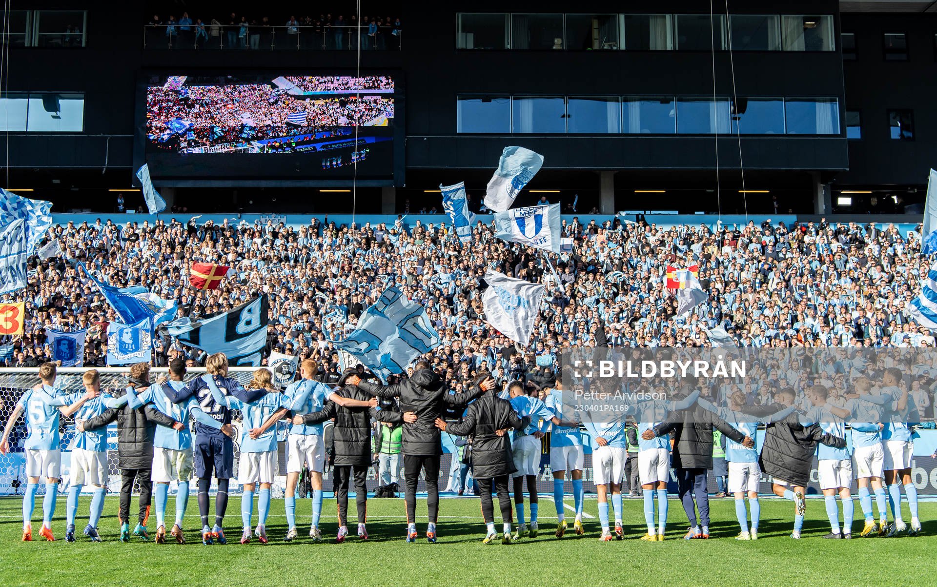 Malmö FFs spelare tackar sina supportrar