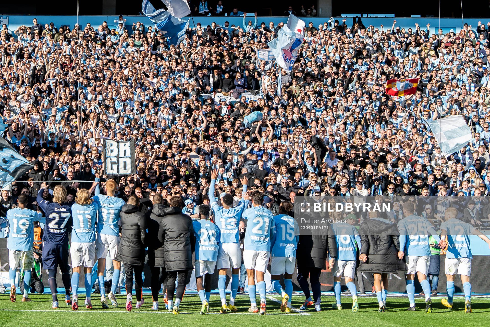 Malmö FFs spelare tackar sina supportrar