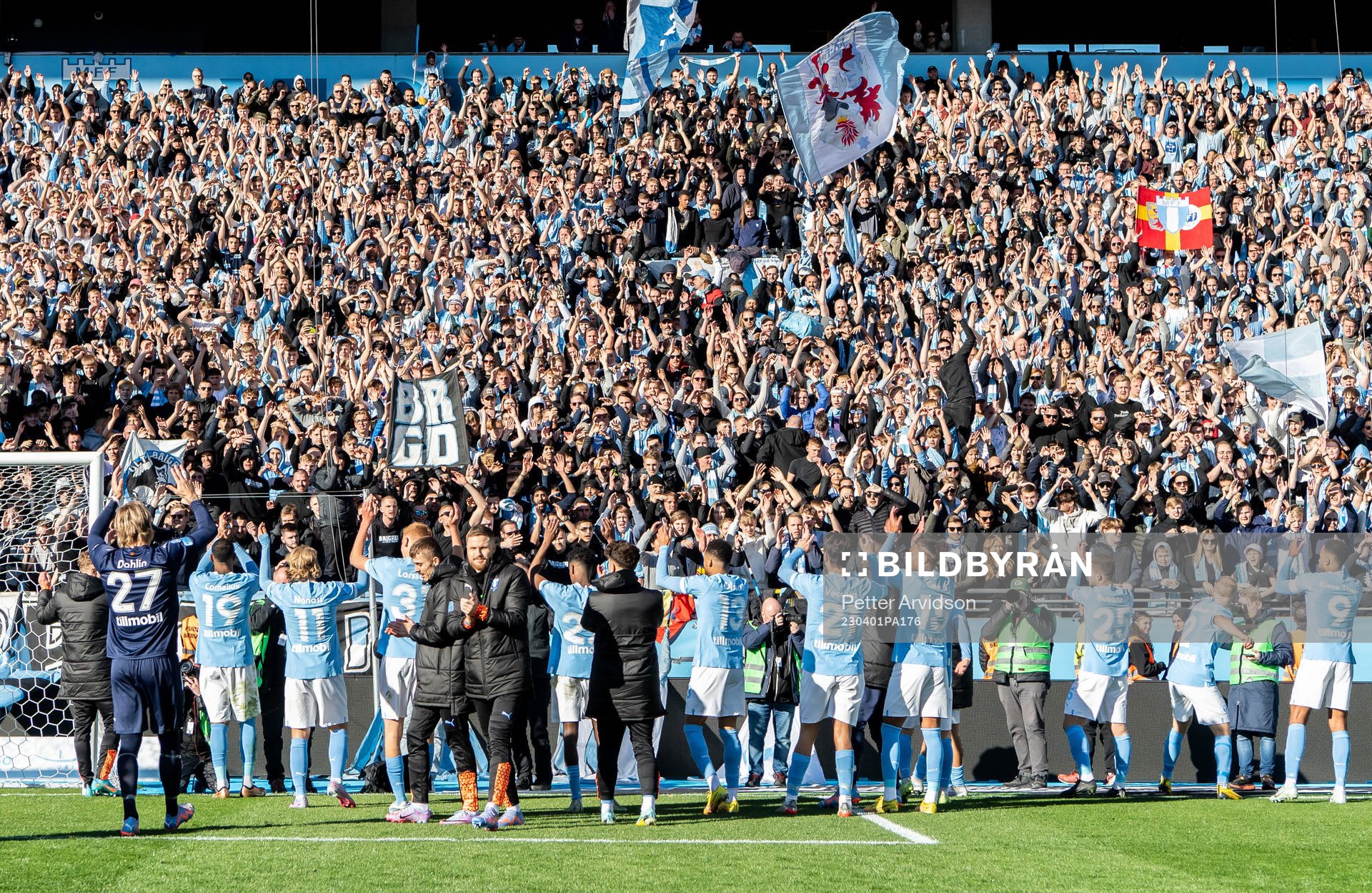 Malmö FFs spelare tackar sina supportrar