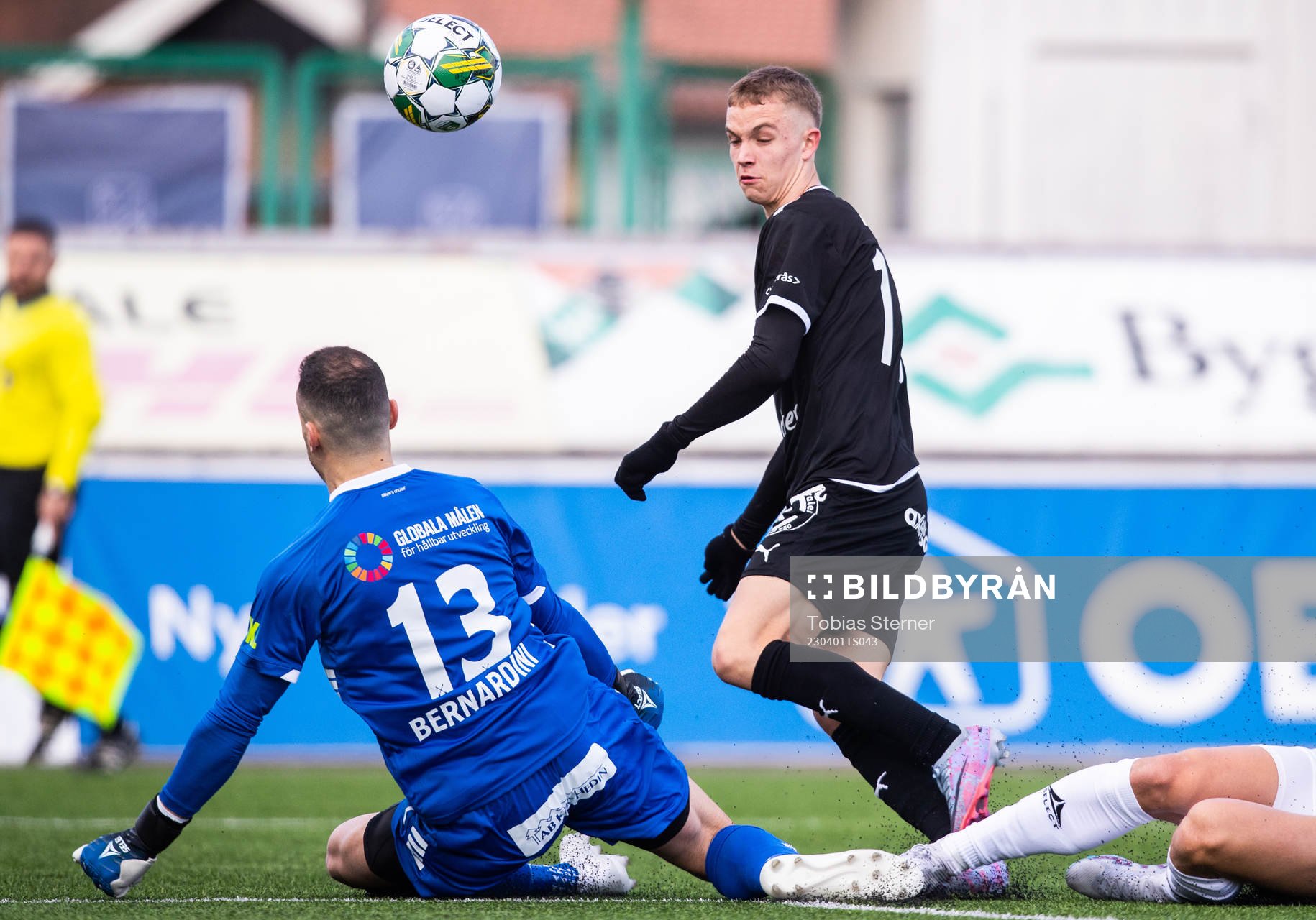 Brages målvakt Andre Bernardini och Västerås SKs Anders