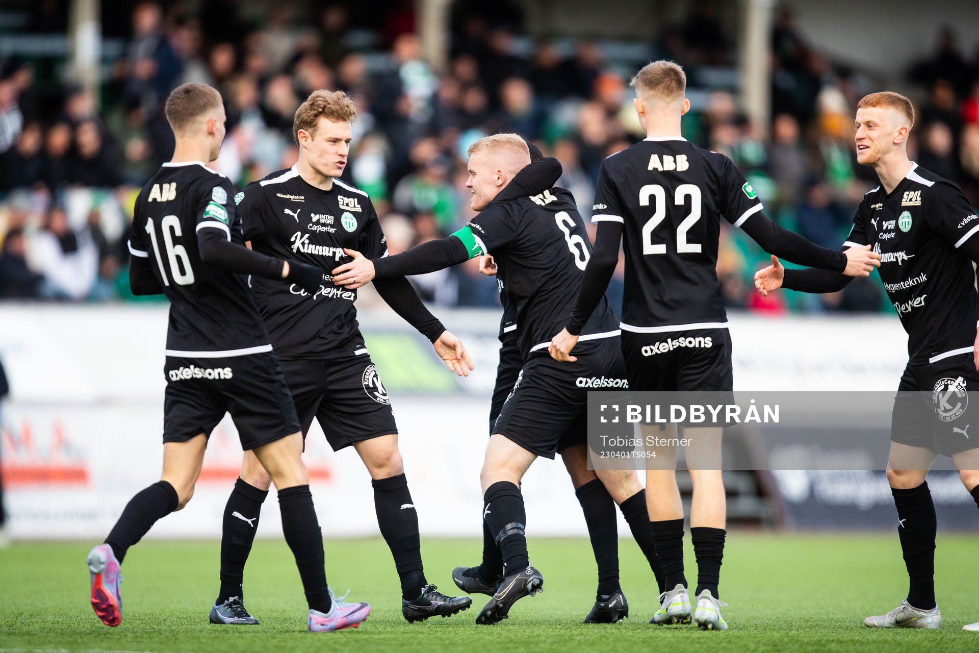 Västerås SKs Simon Johansson jublar med lagkamrater