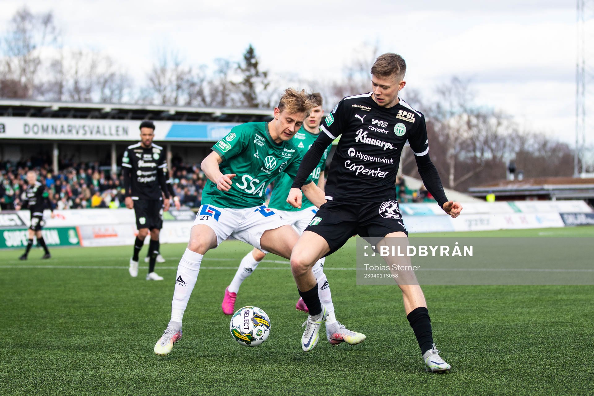 Brages Henry Sletsjøe och Västerås SKs Patric Åslund under fotbollsmatchen i Superettan mellan Brage och Västerås SK den 1 april 2023 i Borlänge.