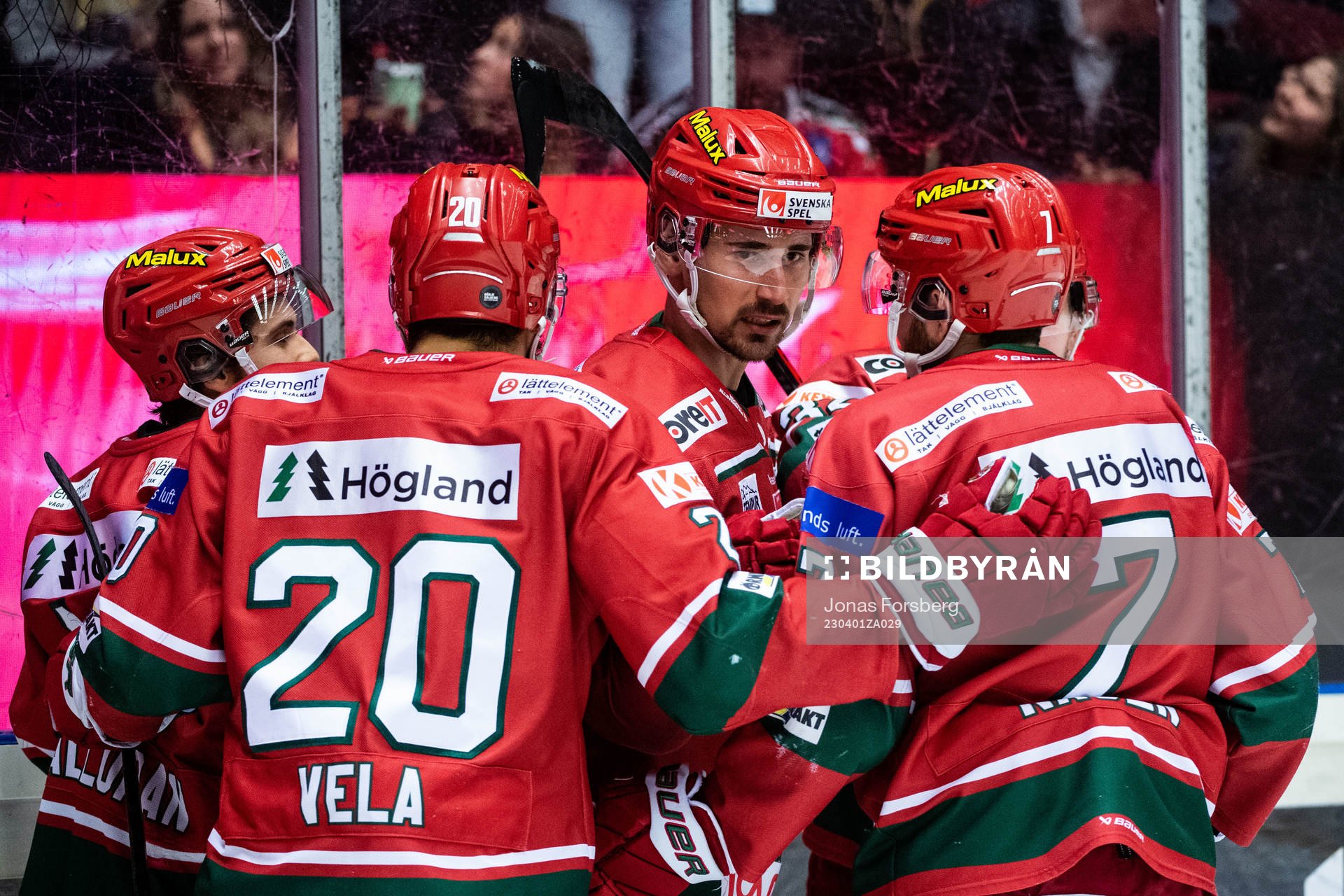 Modos David Bernhardt jublar med lagkamrater
