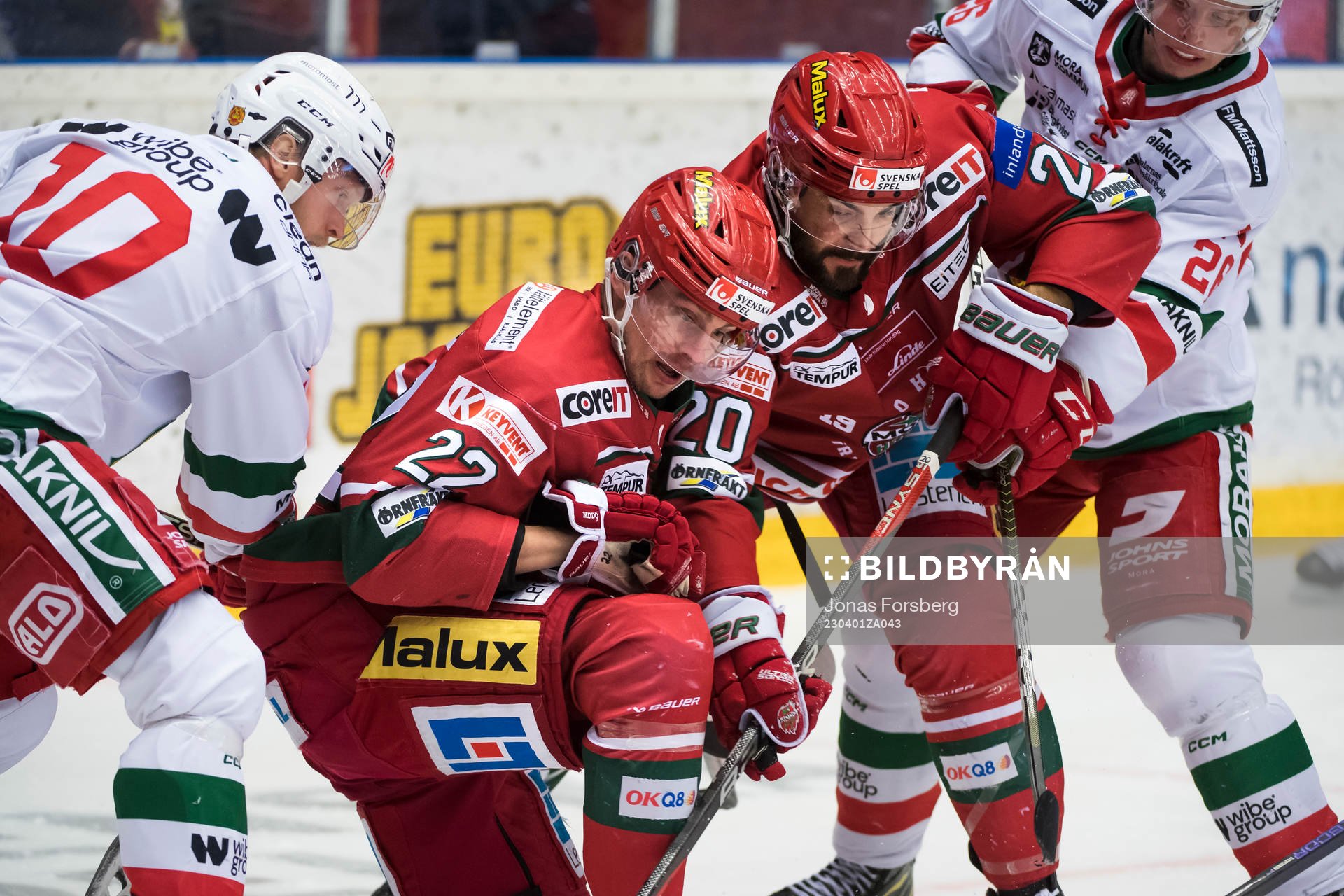 Modos Adam Pettersson och Marcus Vela med Moras Nicklas