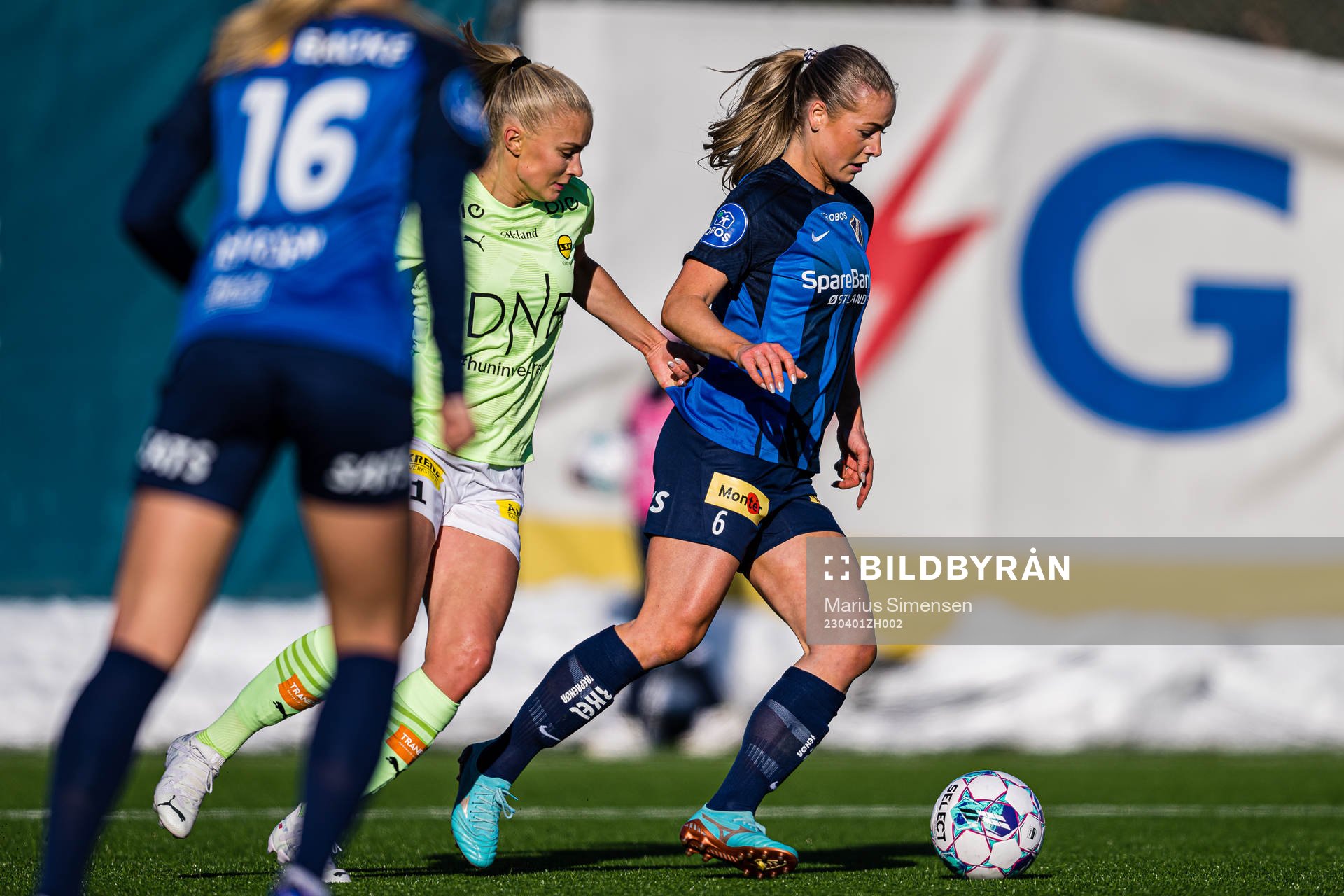 Thea Kyvåg of LSK Kvinner and Selma Pettersen of Stabæk