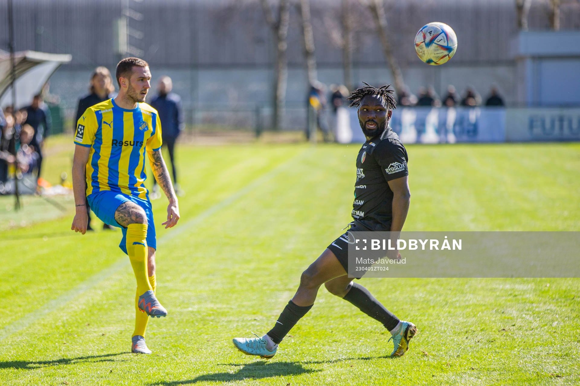 Eskilsminne IFs Casper Seger och Ariana FCs Emmanuel Yeboah