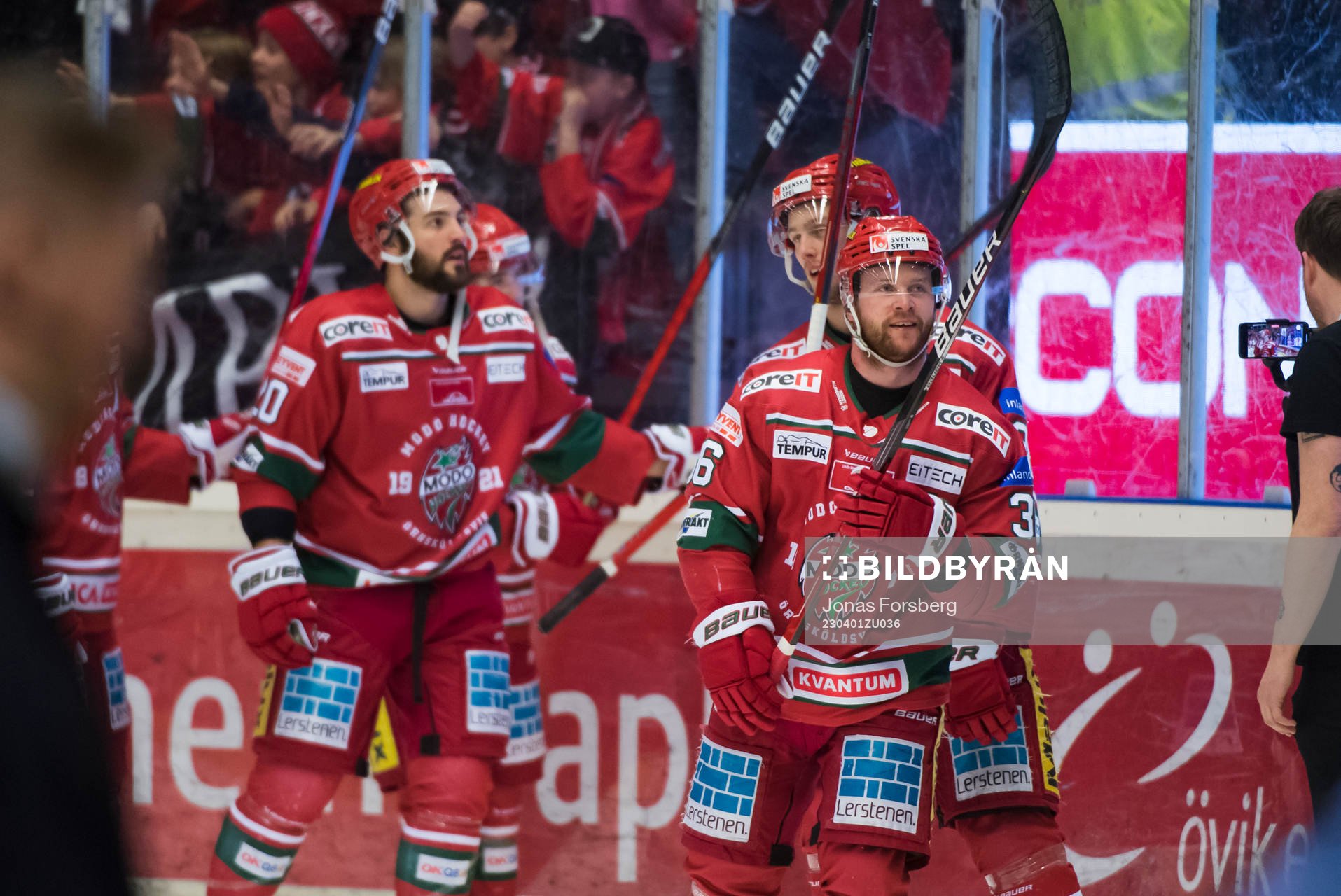 Modos Sebastian Ohlsson jublar med Marcus Vela