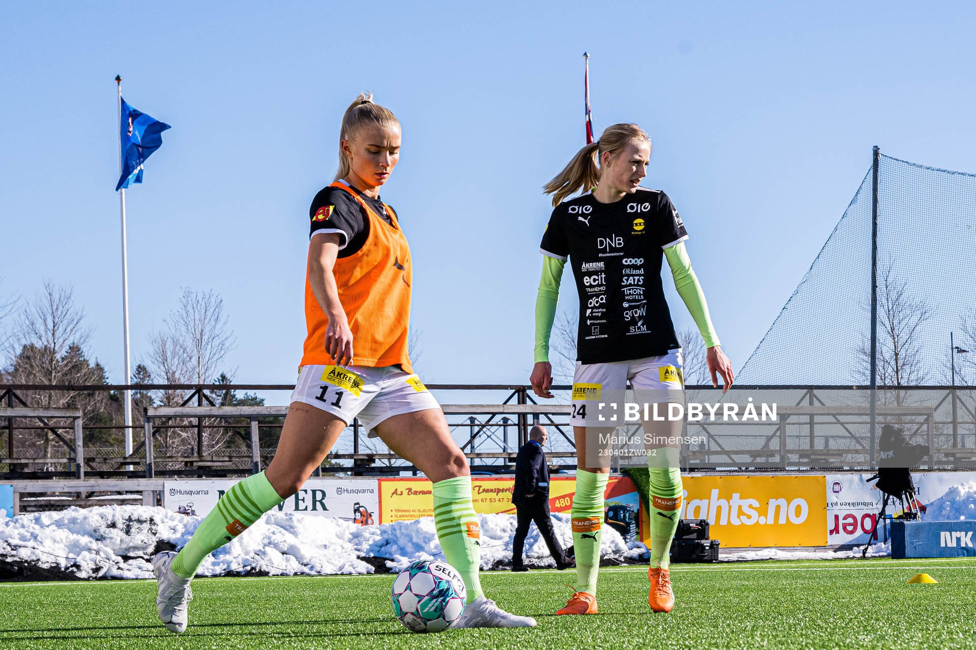 Thea Kyvåg and Mia Authen of LSK Kvinner warms up
