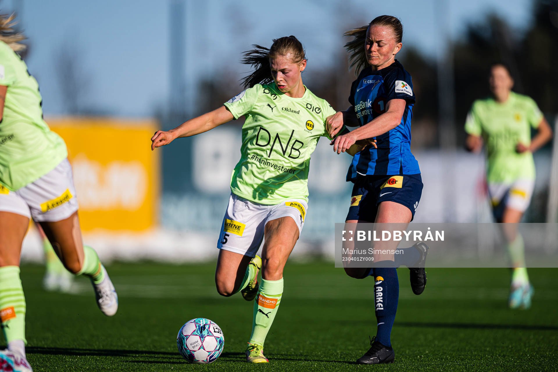 Mille Ivi Christensen of LSK Kvinner and Zara Jönsson of