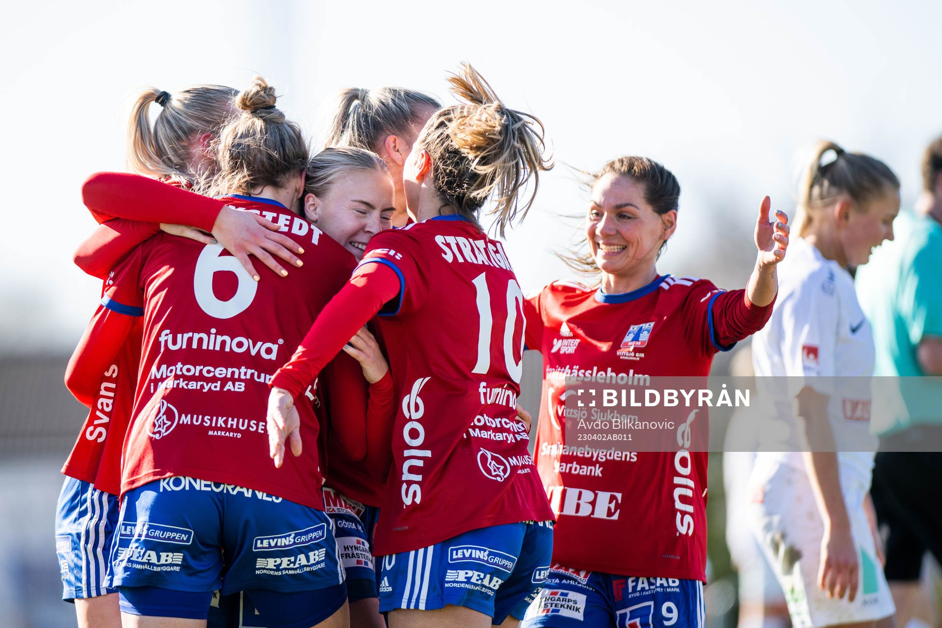 Vittsjös Jutta Rantala jublar med lagkamrater efter att hon gjort 2-2 under fotbollsmatchen i Damallsvenskan mellan Vittsjö och Brommapojkarna den 2 april 2023 i Vittsjö.