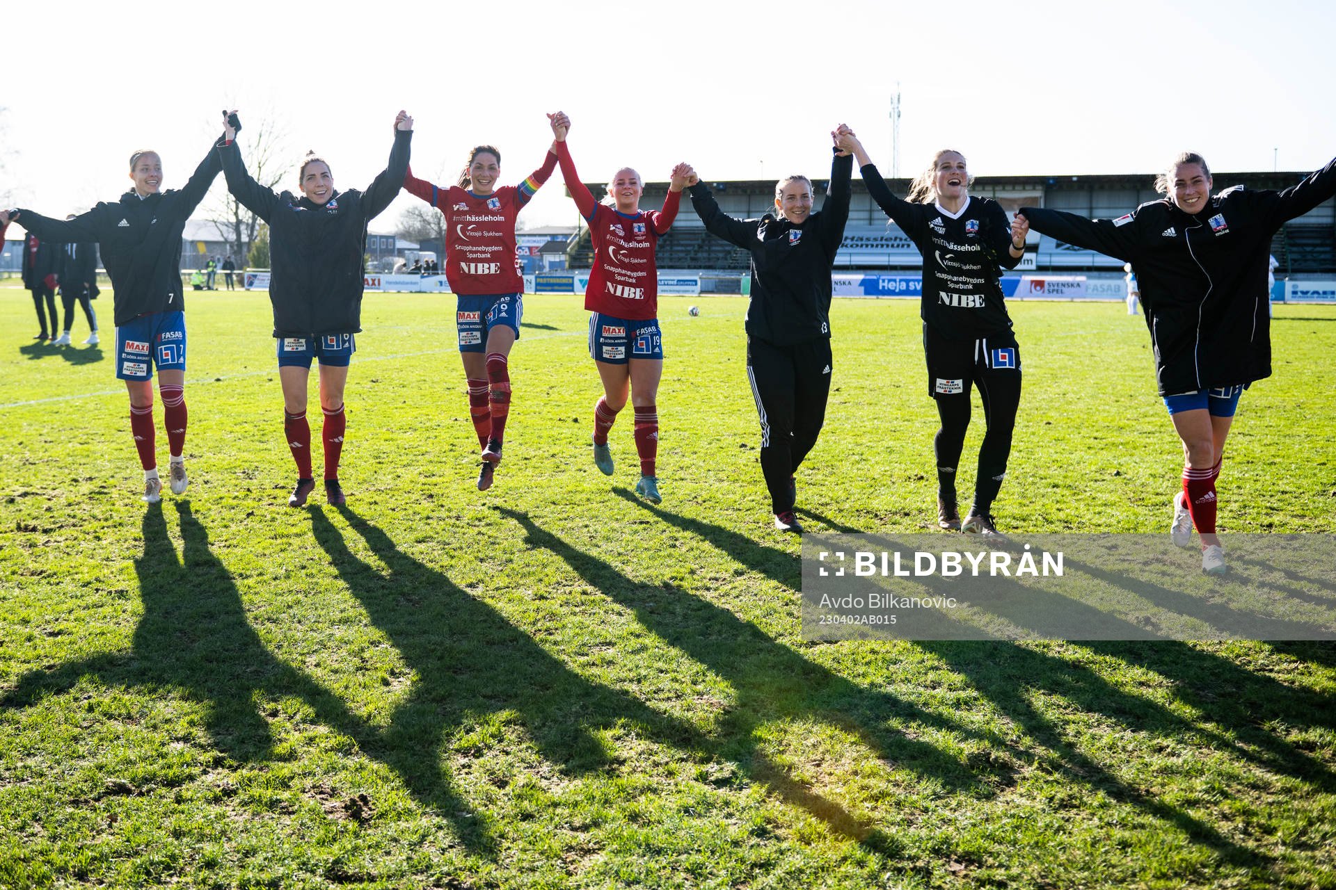 Vittsjös Klara Nyberg, Clara Markstedt, Elisabet Klinga, Moa Karlsson jublar efter slutsignalen under fotbollsmatchen i Damallsvenskan mellan Vittsjö och Brommapojkarna den 2 april 2023 i Vittsjö.