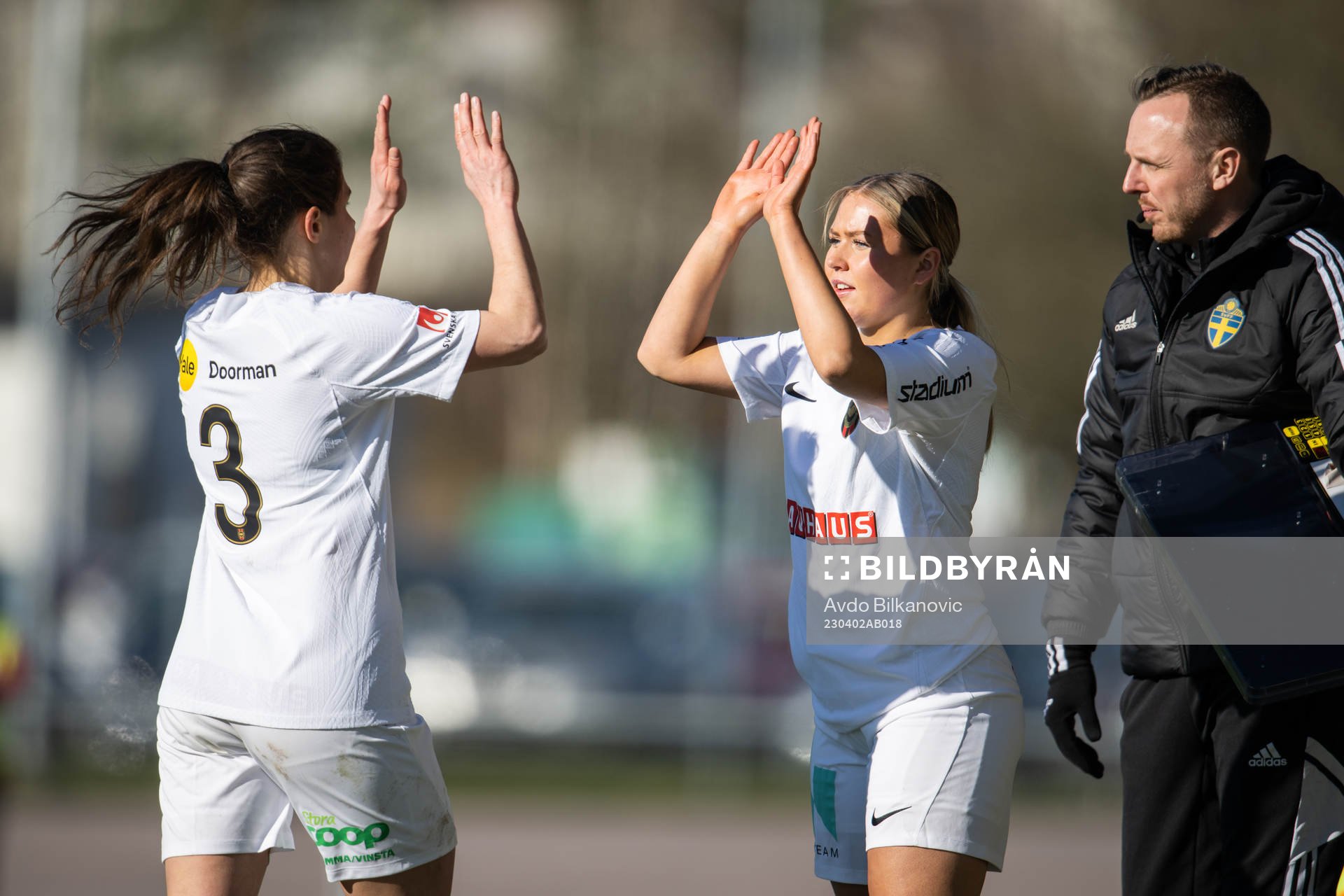 Brommapojkarnas Tuva Norell hoppar in istället för Julia Olsson under fotbollsmatchen i Damallsvenskan mellan Vittsjö och Brommapojkarna den 2 april 2023 i Vittsjö. 