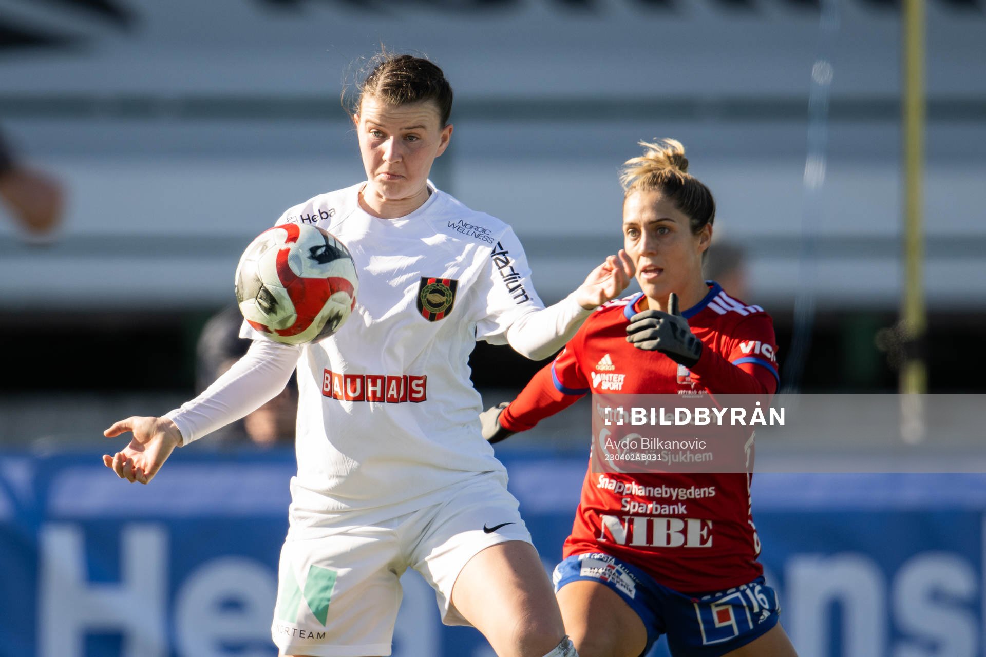Vittsjös Katrina Gorry och Brommapojkarnas Frida Boriero under fotbollsmatchen i Damallsvenskan mellan Vittsjö och Brommapojkarna den 2 april 2023 i Vittsjö.
