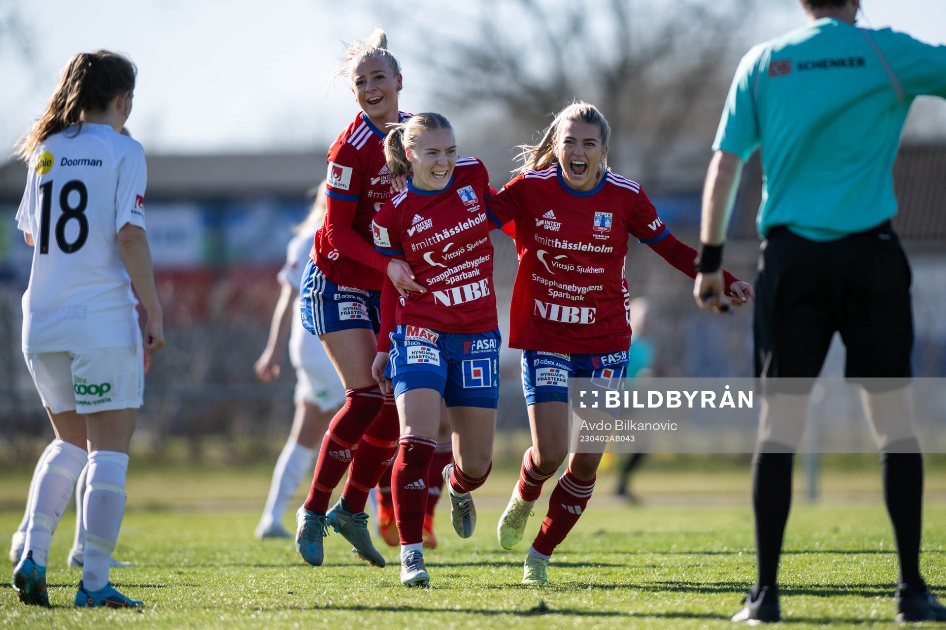 Vittsjös Moa Karlsson, Jutta Rantala och Charlotte Grant jublar efter 2-0 målet under fotbollsmatchen i Damallsvenskan mellan Vittsjö och Brommapojkarna den 2 april 2023 i Vittsjö.