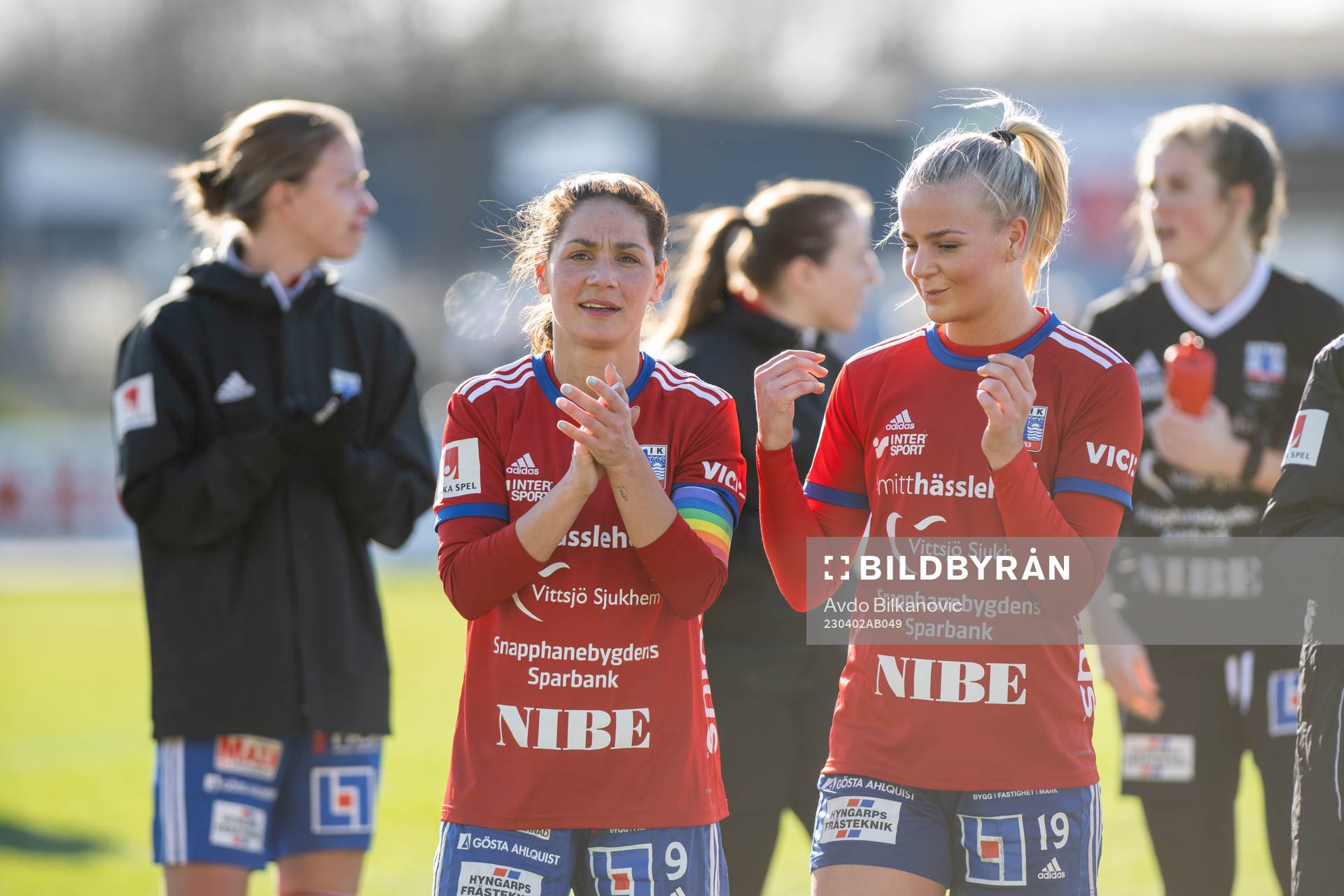 Vittsjös Elisabet Klinga och Moa Karlsson jublar efter slutsignalen under fotbollsmatchen i Damallsvenskan mellan Vittsjö och Brommapojkarna den 2 april 2023 i Vittsjö.